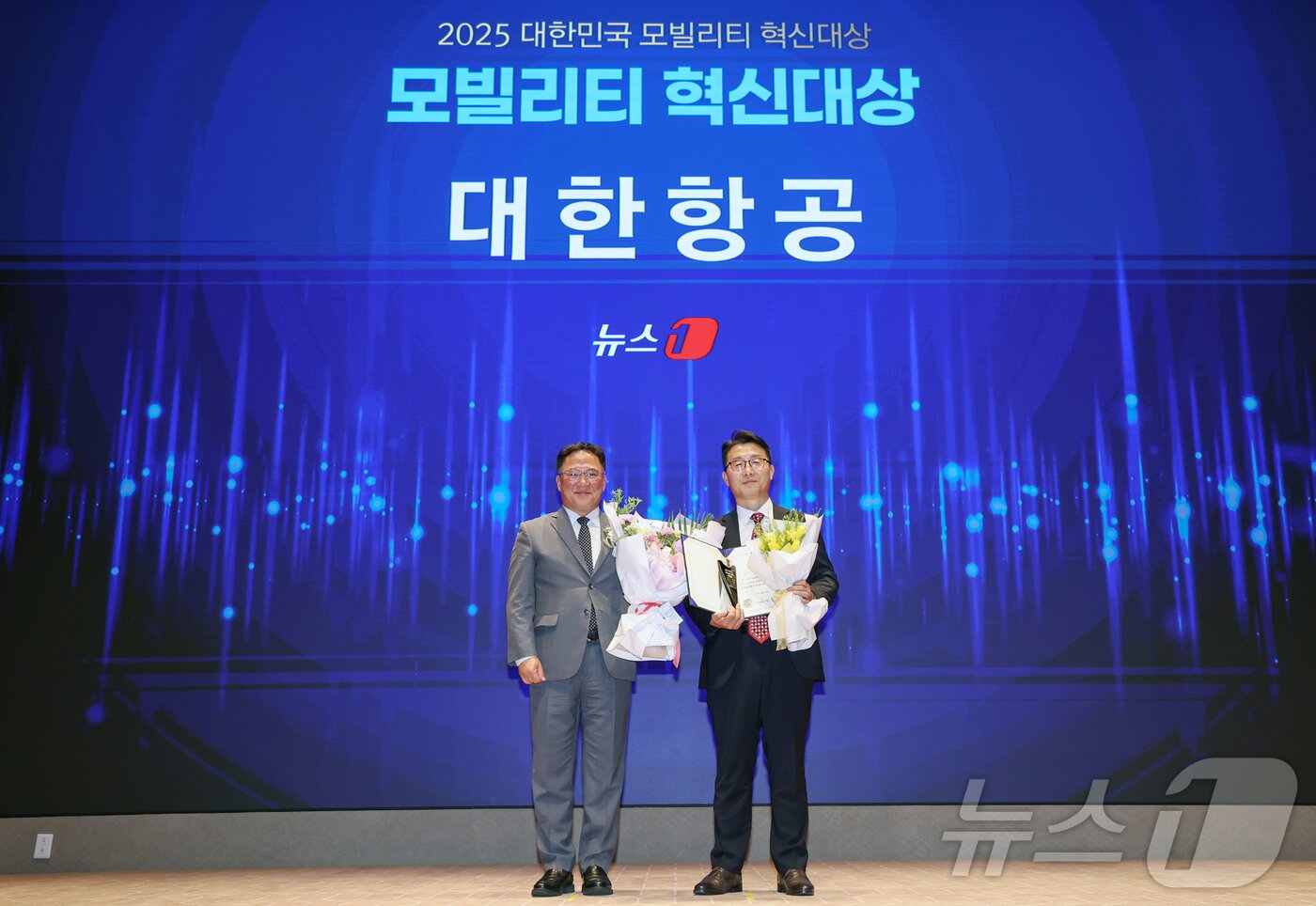 본문 이미지 - 정찬우 대한항공 정비본부장&#40;전무&#41;이 18일 오후 서울 영등포구 여의도 한국거래소에서 열린 &#39;2025 대한민국 모빌리티 혁신대상&#39;에서 대상을 수상한 뒤 백원국 국토교통부 2차관과 기념촬영을 하고 있다.  ⓒ News1 민경석 기자