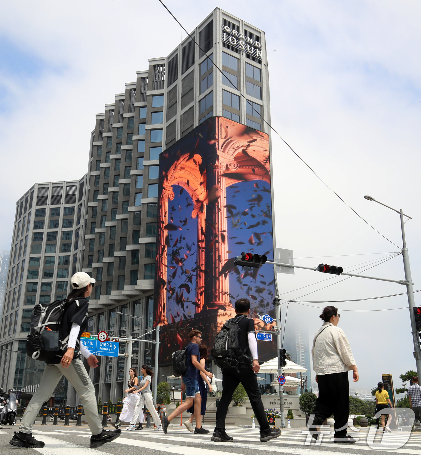 (부산=뉴스1) 윤일지 기자 = 18일 오후 부산 해운대해수욕장 앞 그랜드 조선 호텔 외벽에 설치된 초대형 미디어 전광판에 '그랜드 조선 미디어'의 입체적인 영상이 시범 상영되고 …