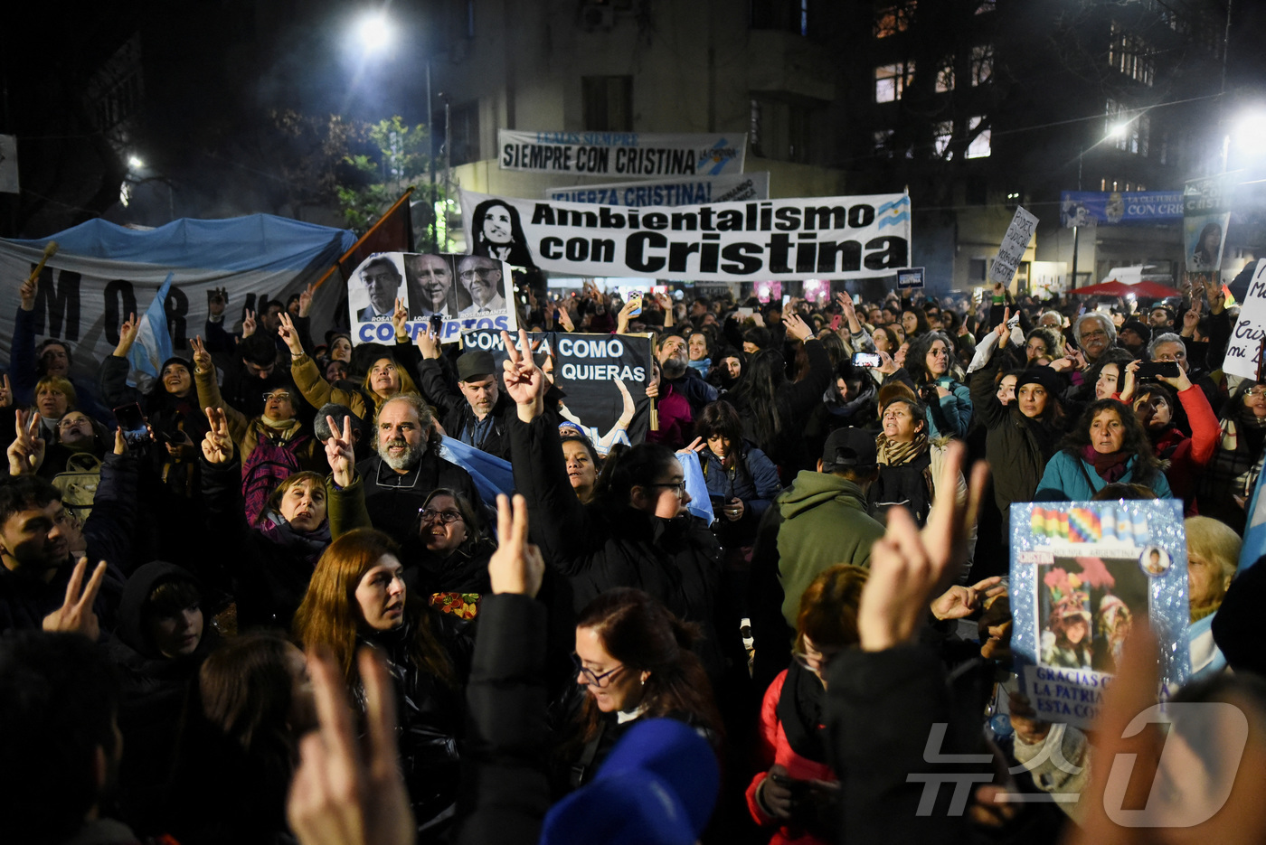 (부에노스아이레스 로이터=뉴스1) 신기림 기자 = 17일(현지시간) 아르헨티나 부에노스아이레스에 위치한 페르난데스 데 키르치네르 전 대통령의 자택 앞에 지지자들이 모여 있다. 아르 …