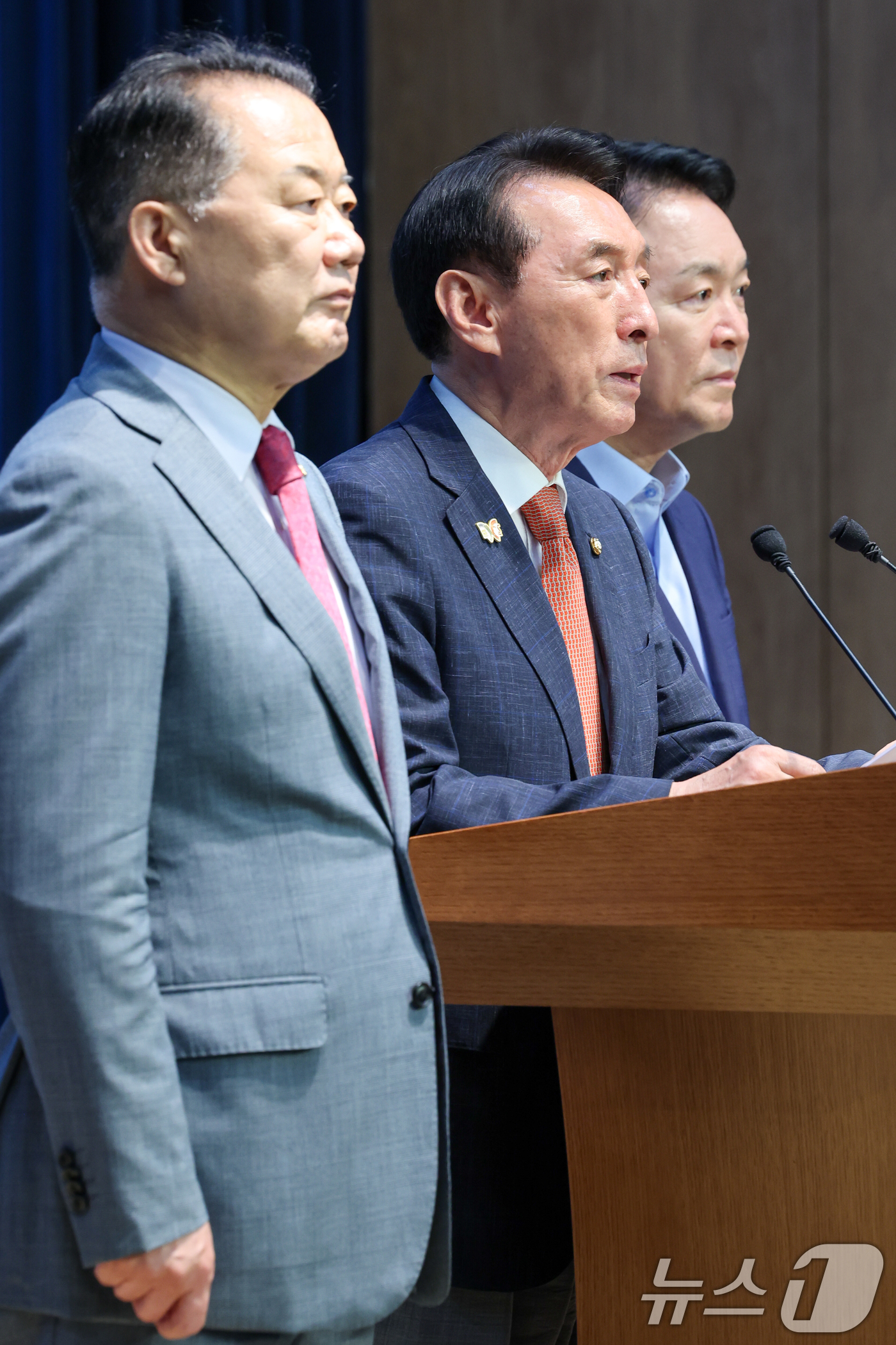 (서울=뉴스1) 안은나 기자 = 국민의힘 소속 신성범 국회 정보위원장(왼쪽부터), 김석기 외교통일위원장, 성일종 국방위원장이 18일 오후 서울 여의도 국회 소통관에서 더불어민주당을 …