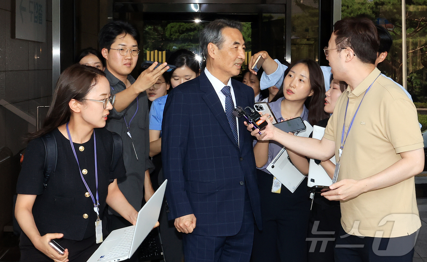 (서울=뉴스1) 김진환 기자 = 윤석열 전 대통령의 부인 김건희 여사 의혹 관련 사건을 맡은 민중기 특별검사가 18일 오후 서울중앙지방검찰청에서 박승환 검사장 직무대리과 면담을 마 …