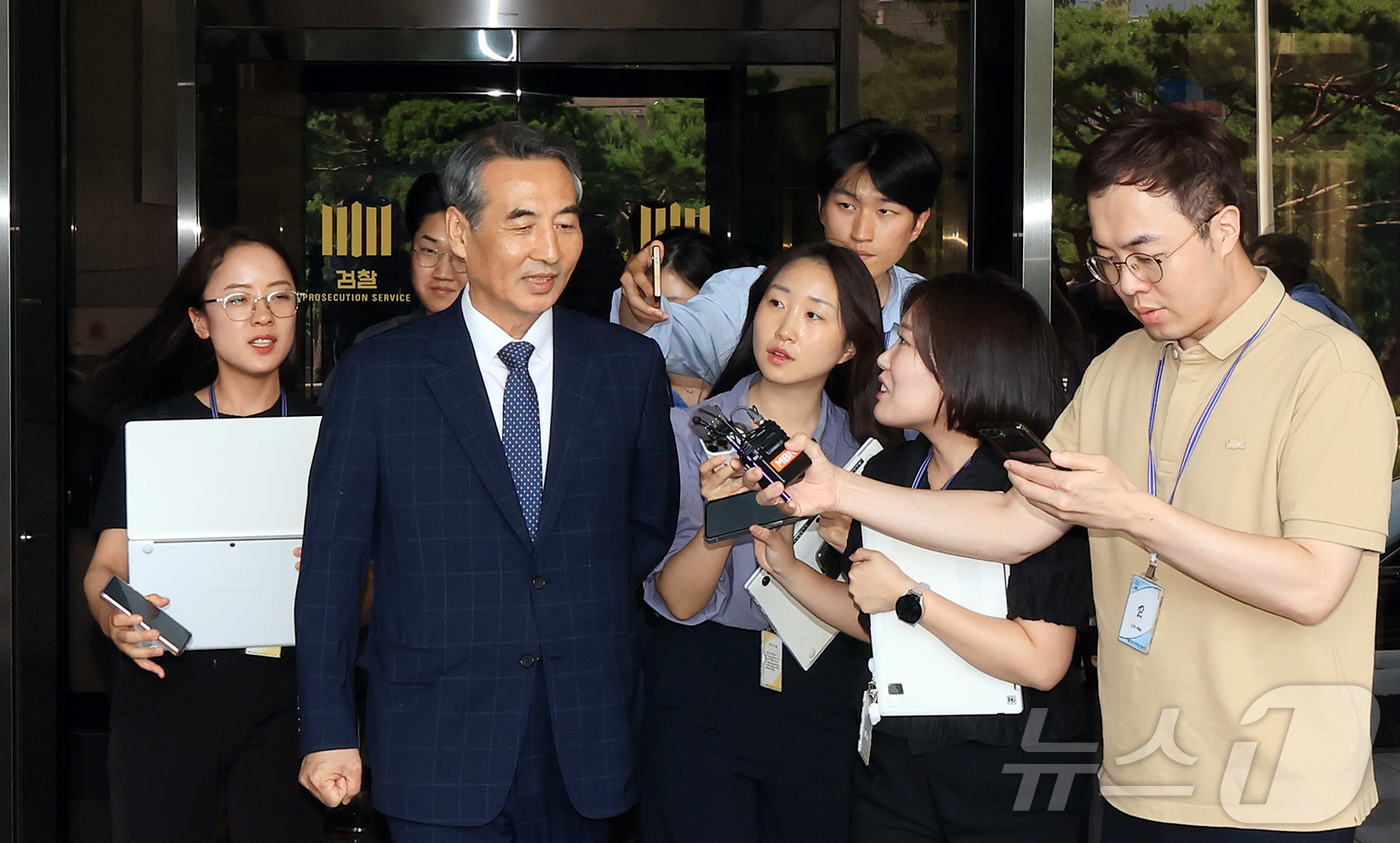 (서울=뉴스1) 김진환 기자 = 윤석열 전 대통령의 부인 김건희 여사 의혹 관련 사건을 맡은 민중기 특별검사가 18일 오후 서울중앙지방검찰청에서 박승환 검사장 직무대리와 면담을 마 …