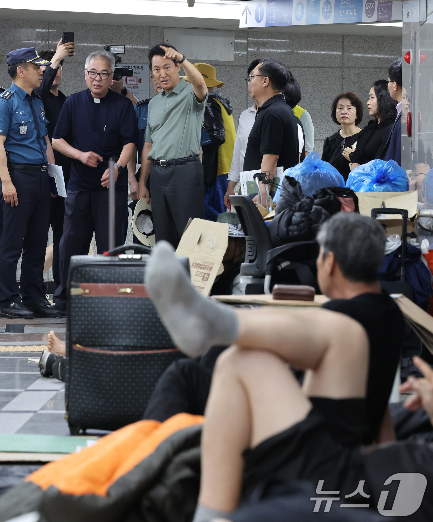 (서울=뉴스1) 장수영 기자 = 오세훈 서울시장이 18일 오후 서울역 지하보도에서 노숙인 관리 현황을 점검하고 있다. 2025.6.18/뉴스1
