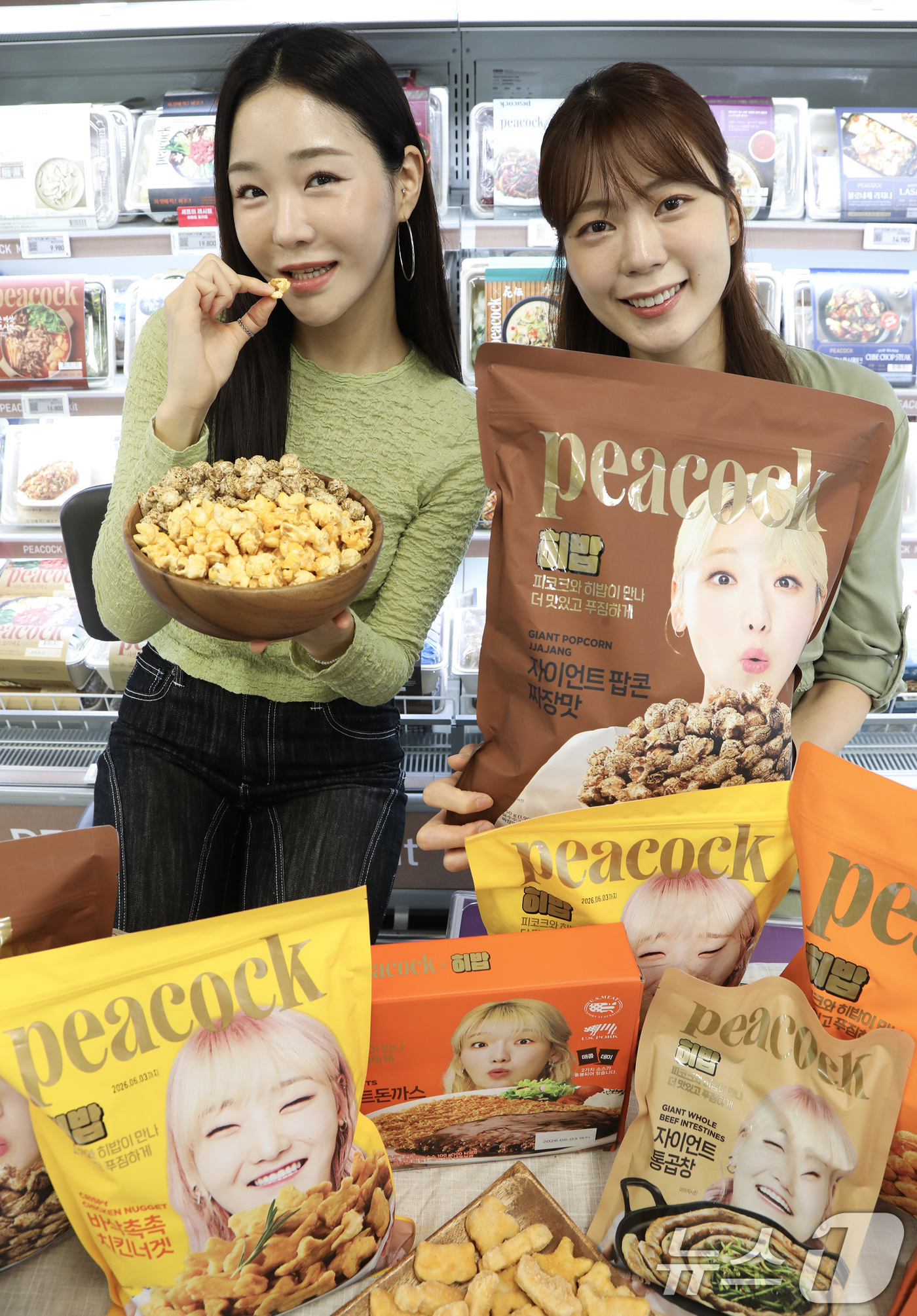 (서울=뉴스1) = 이마트 프리미엄 PB 피코크는 먹방 크리에이터 '히밥'과 협업해 식품 7종을 출시했다고 18일 밝혔다.18일 이마트 서울 용산점에서 모델들이 피코크X히밥 콜라보 …