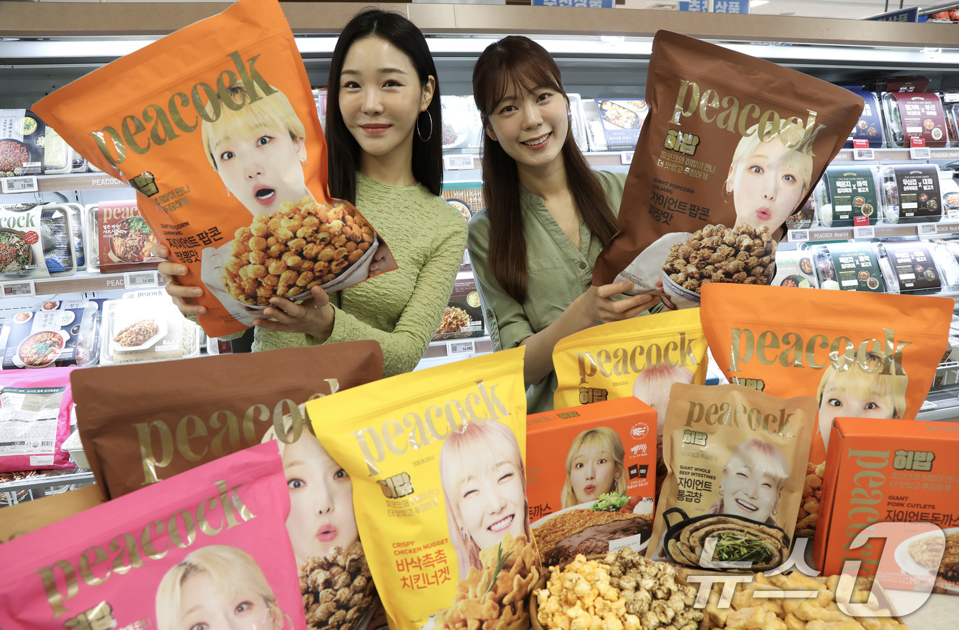 (서울=뉴스1) = 이마트 프리미엄 PB 피코크는 먹방 크리에이터 '히밥'과 협업해 식품 7종을 출시했다고 18일 밝혔다.18일 이마트 서울 용산점에서 모델들이 피코크X히밥 콜라보 …