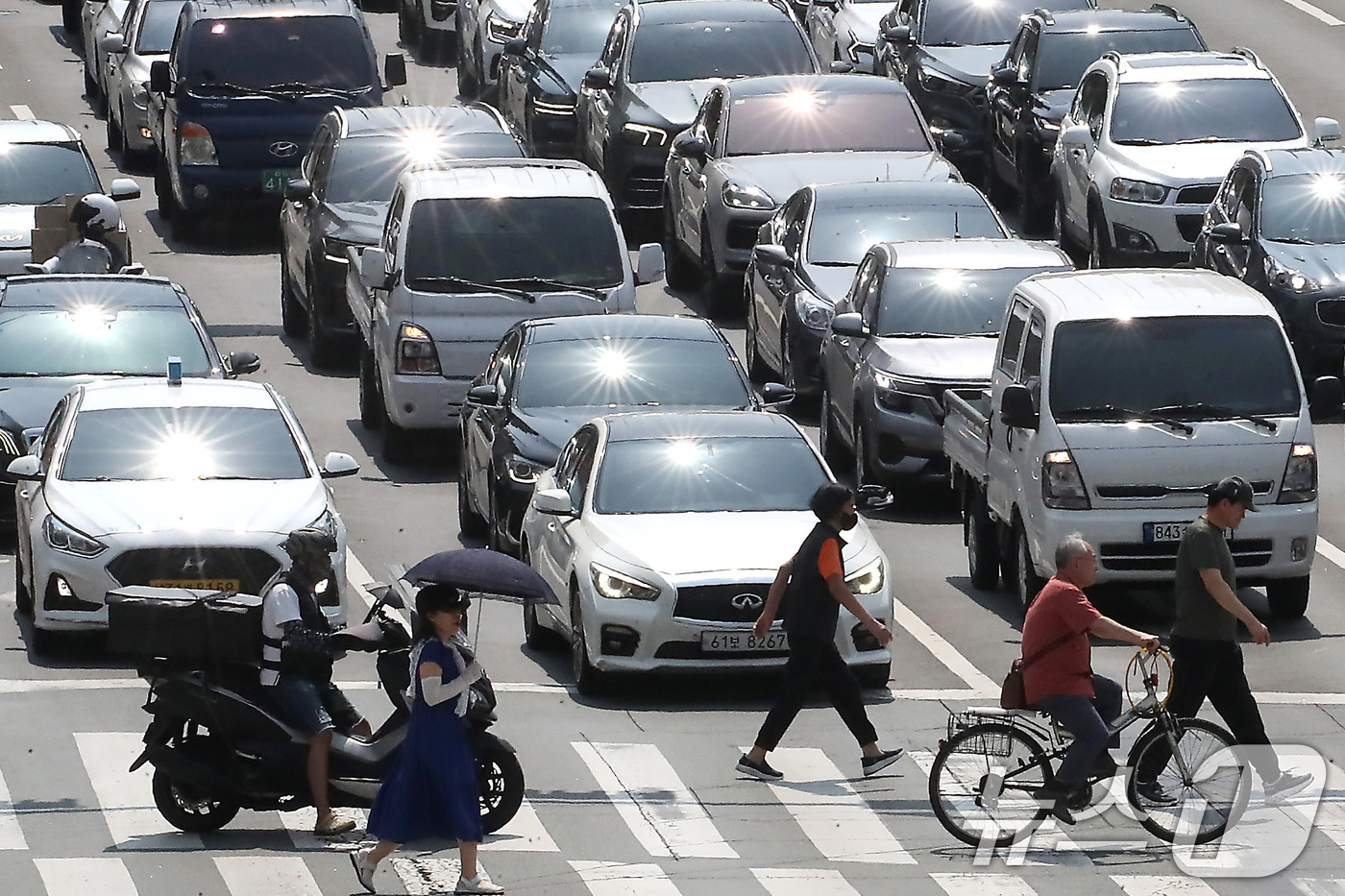 (대구=뉴스1) 공정식 기자 = 무더위가 기승을 부린 18일 오후 대구 중구 달구벌대로에 뙤약볕이 내리쬐고 있다. 2025.6.18/뉴스1