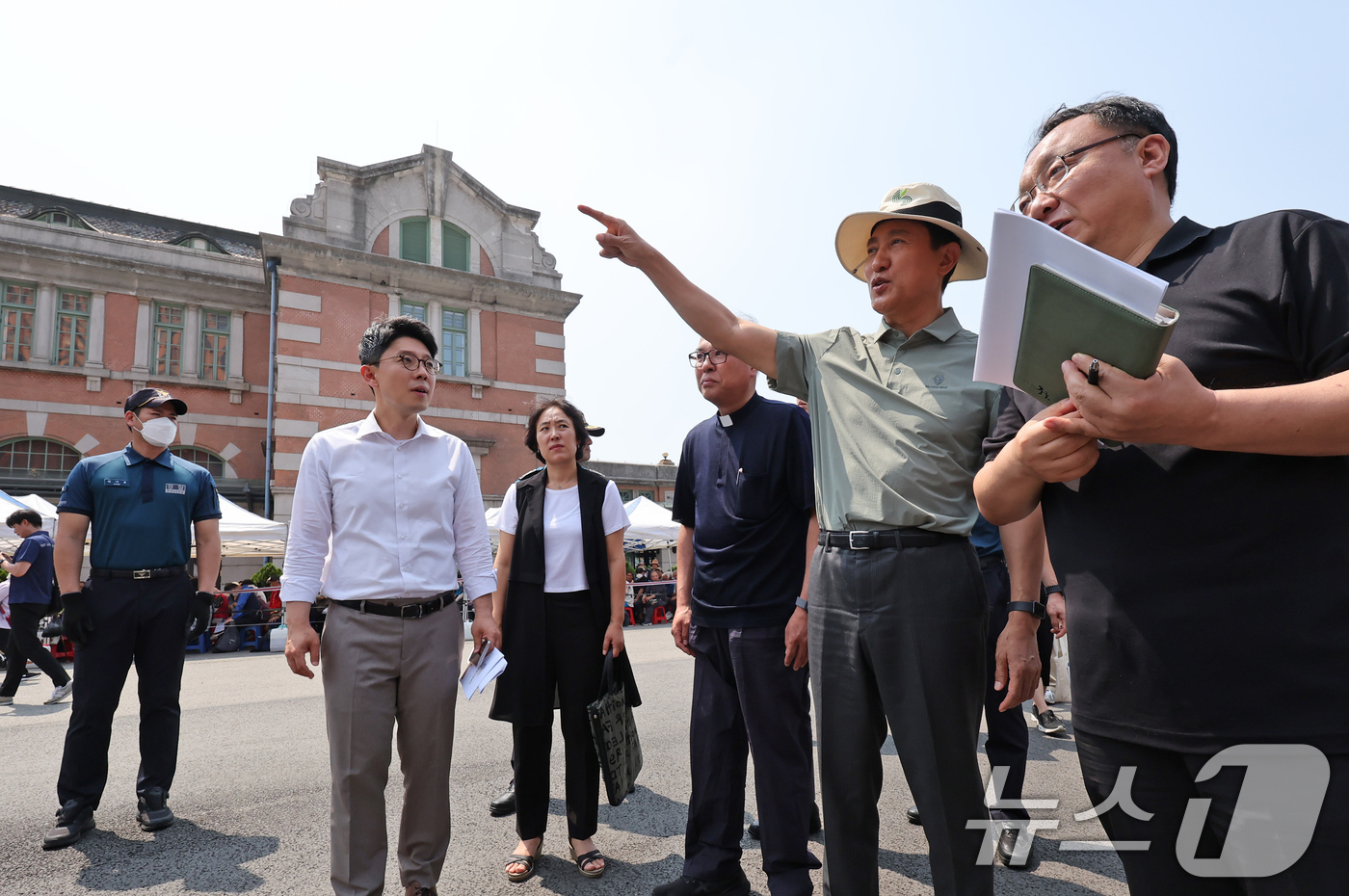 (서울=뉴스1) 장수영 기자 = 오세훈 서울시장이 18일 오후 서울역 광장에서 노숙인 관리 현황을 점검하고 있다. 2025.6.18/뉴스1