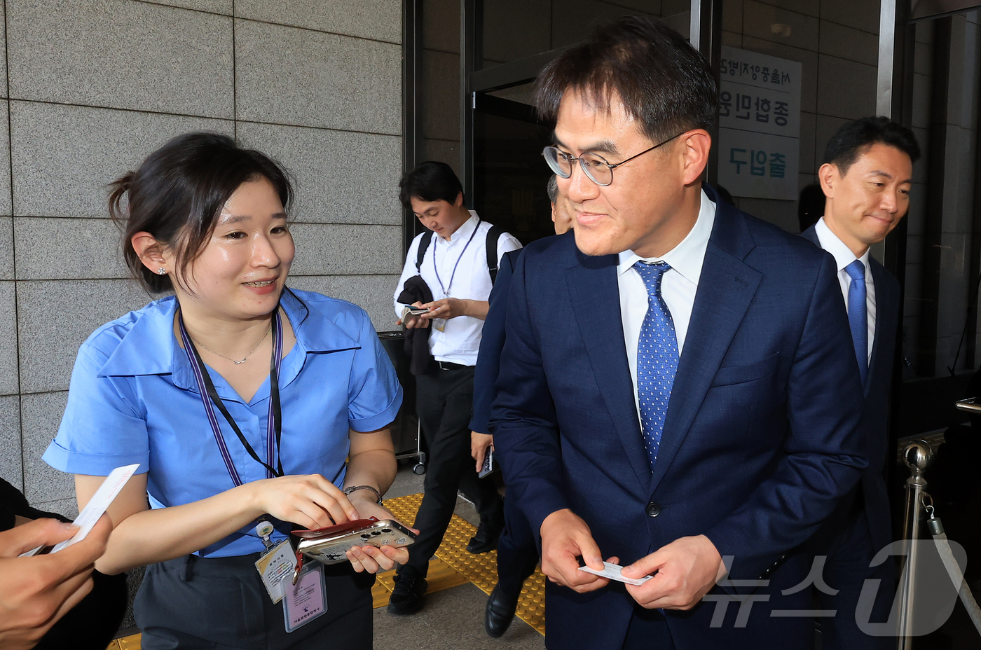 (서울=뉴스1) 김진환 기자 = 윤석열 전 대통령의 부인 김건희 여사 의혹 관련 사건을 맡은 민중기 특별팀의 김형근 특검보와 문홍주 특검보(오른쪽)가 18일 오후 서울중앙지방검찰청 …