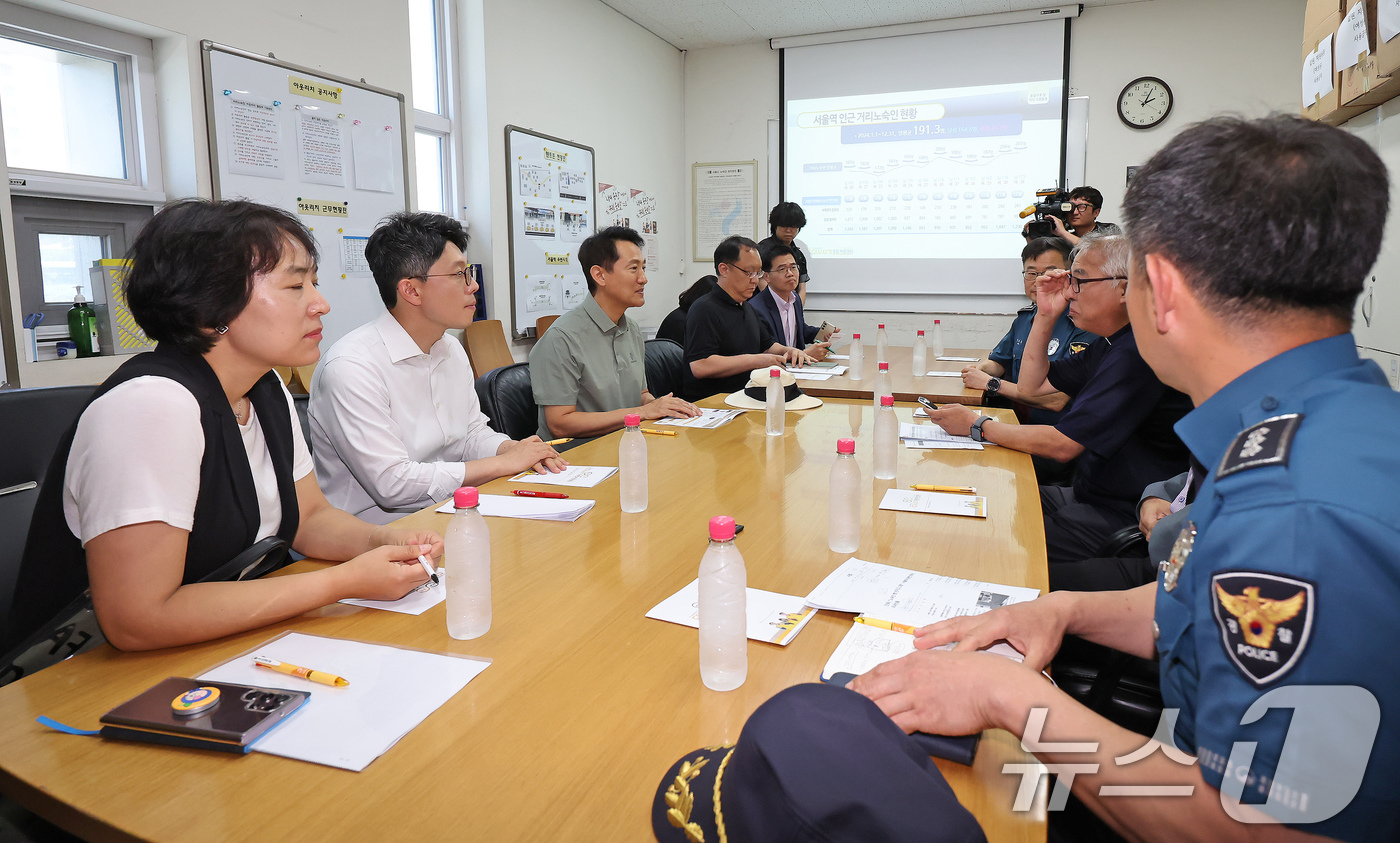 (서울=뉴스1) 장수영 기자 = 오세훈 서울시장이 18일 오후 서울역 희망지원센터에서 노숙인 관리 현황 브리핑을 받고 있다. 2025.6.18/뉴스1