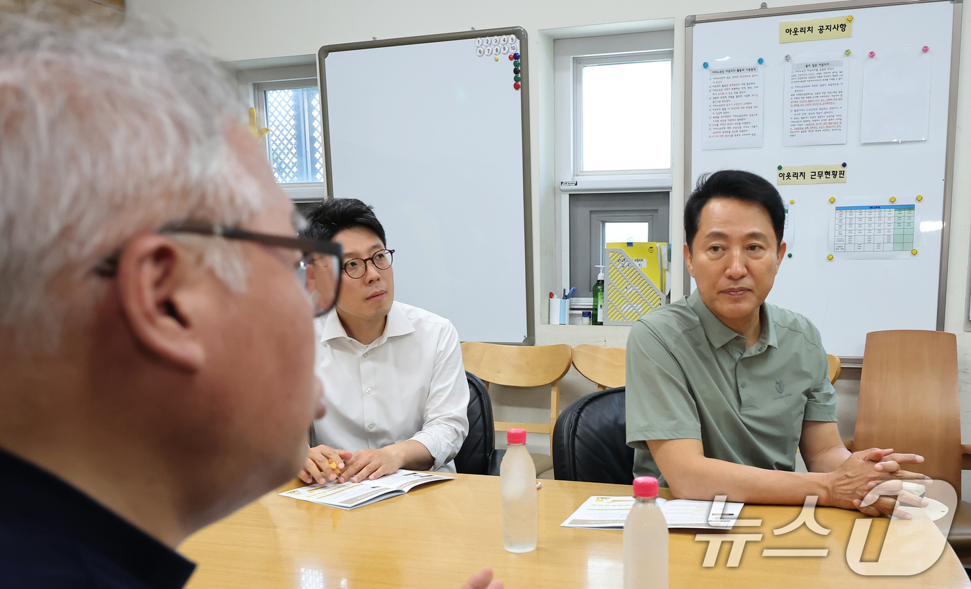 (서울=뉴스1) 장수영 기자 = 오세훈 서울시장이 18일 오후 서울역 희망지원센터에서 노숙인 관리 현황 브리핑을 받고 있다. 2025.6.18/뉴스1