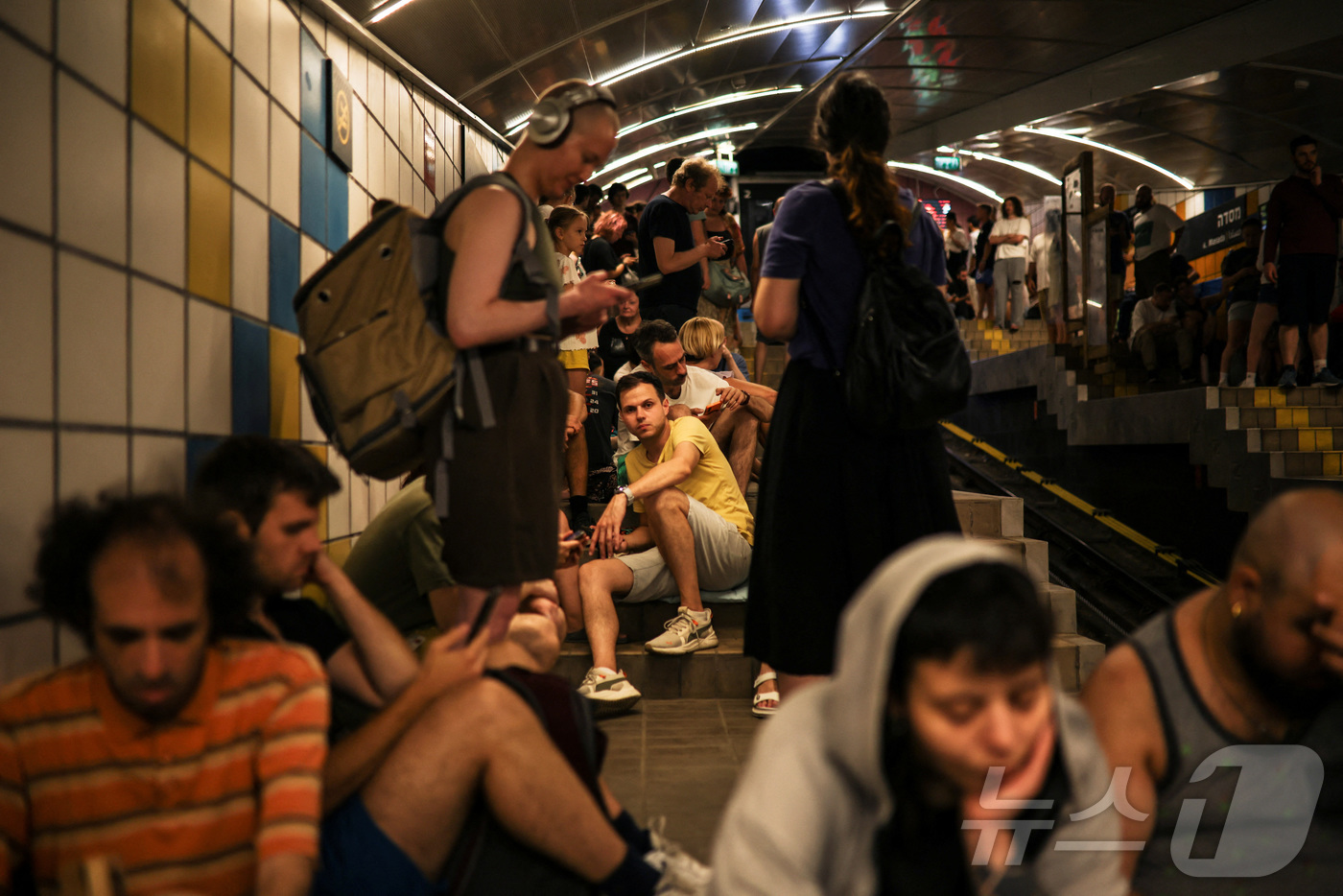 (하이파 로이터=뉴스1) 김지완 기자 = 17일(현지시간) 이스라엘 하이파 주민들이 이란의 공습을 피해 케이블카 터널로 대피한 모습. 2025.06.17ⓒ 로이터=뉴스1