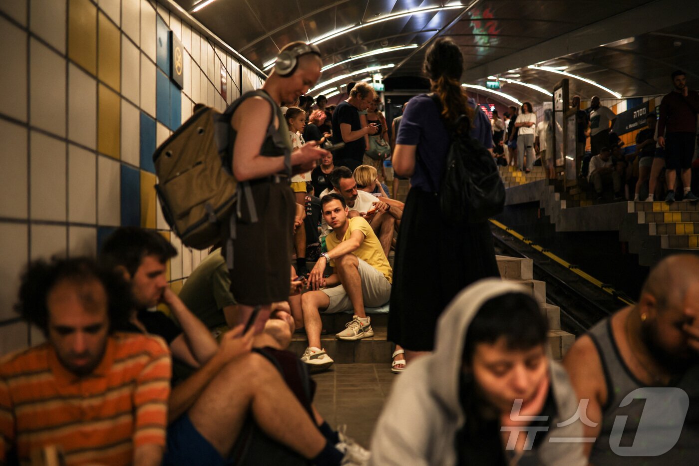 본문 이미지 - 17일(현지시간) 이스라엘 북부 하이파에서 이란의 미사일 공격으로 사람들이 케이블카 터널 안으로 피신해 있다.2025.6.17 ⓒ 로이터=뉴스1 ⓒ News1 신기림 기자