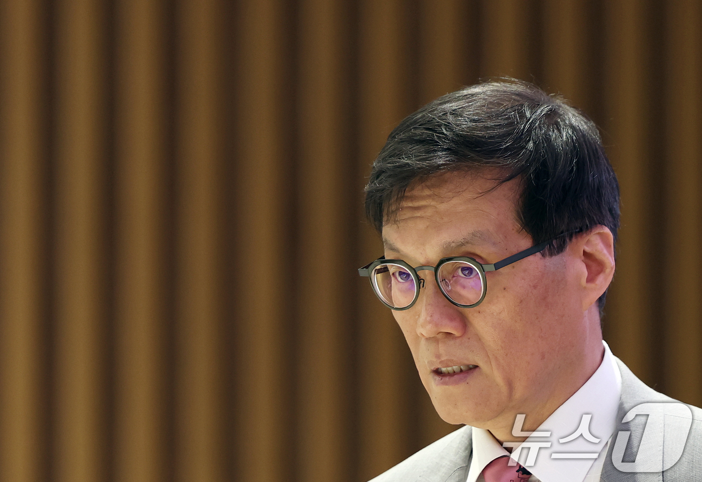 (서울=뉴스1) 오대일 기자 = 이창용 한국은행 총재가 18일 오후 서울 중구 한국은행 별관 컨퍼런스홀에서 열린 물가안정목표 운영상황 점검 설명회에 참석하고 있다.이 총재는 이 자 …