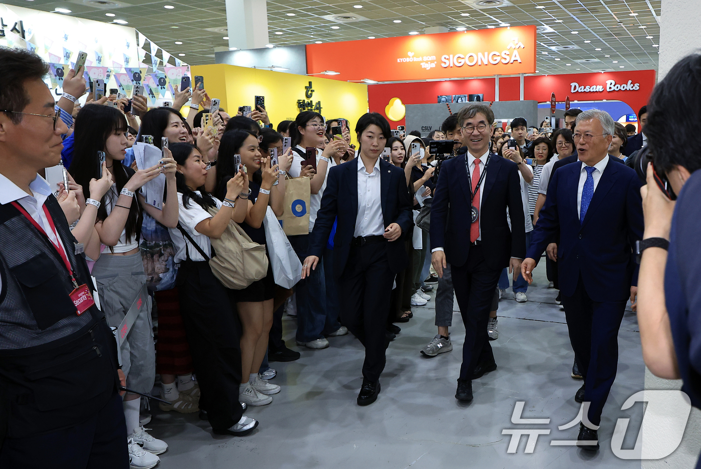 (서울=뉴스1) 박정호 기자 = 문재인 전 대통령과 김정숙 여사가 18일 오후 서울 강남구 삼성동 코엑스에서 열린 2025 서울국제도서전 평산책방 부스로 걸어오고 있다. 2025. …