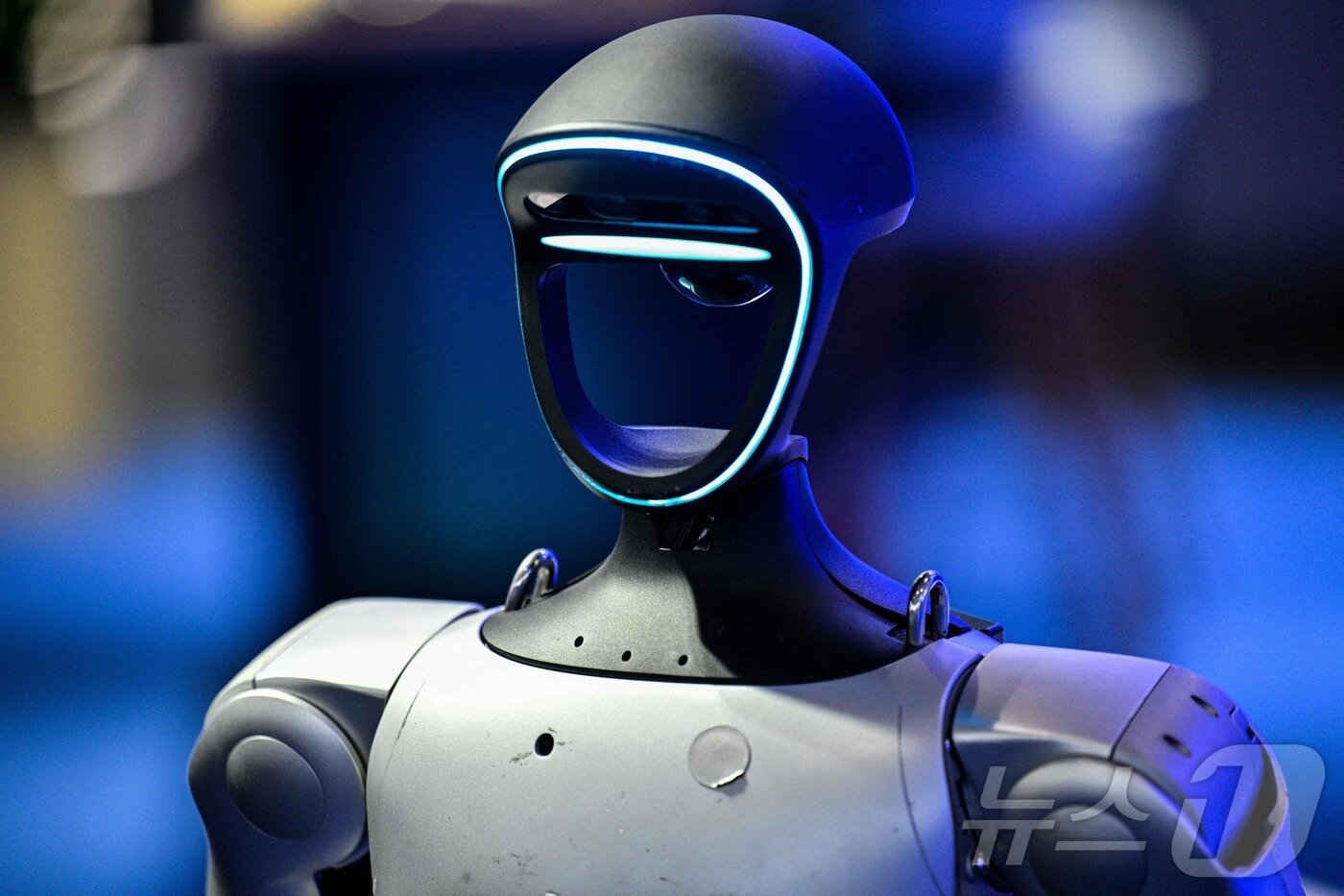 본문 이미지 - 18일 상하이 신국제엑스포센터에서 열린 모바일 월드 콩그레스&#40;MWC 2026&#41;에서 리모컨으로 조종하는 로봇이 모습을 드러내고 있다. 2025.6.18 ⓒ AFP=뉴스1 ⓒ News1 신기림 기자