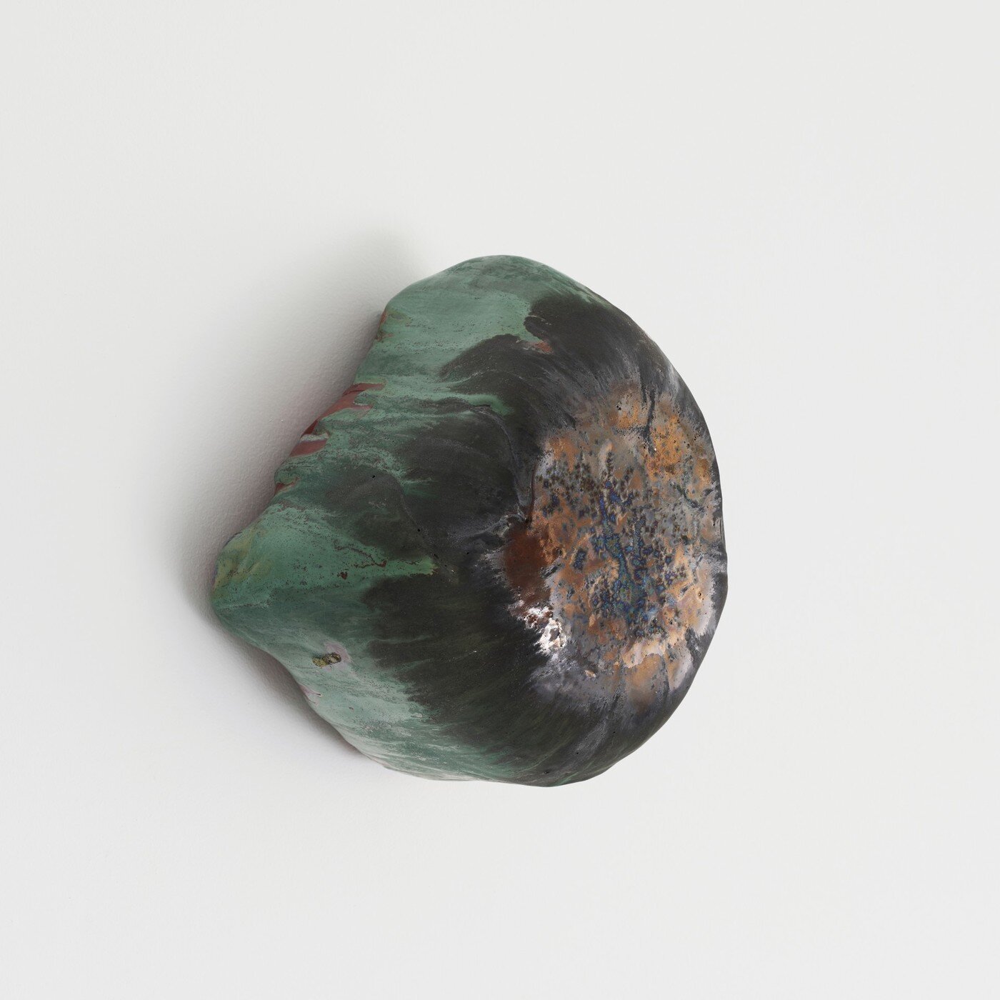 본문 이미지 - Koo Hyunmo, rock on the wall, 2025. Ceramics, 23.5 x 20.5 x 17 cm. Courtesy of the artist & PKM Gallery. &#40;PKM 갤러리 제공&#41;