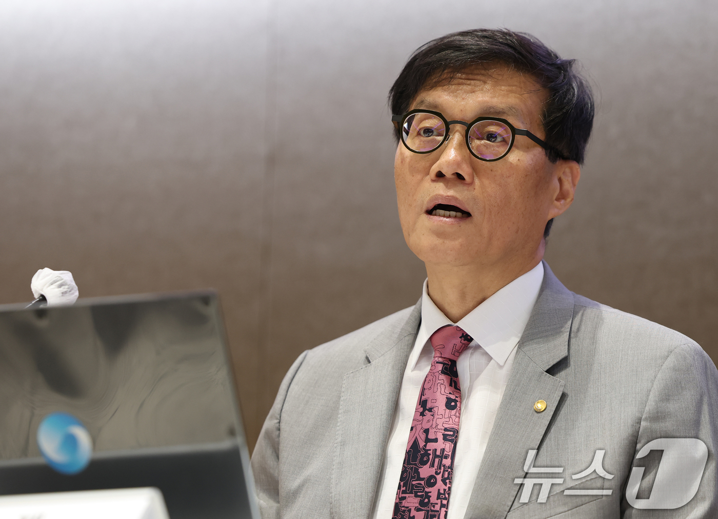 (서울=뉴스1) 오대일 기자 = 이창용 한국은행 총재가 18일 오후 서울 중구 한국은행 별관 컨퍼런스홀에서 열린 물가안정목표 운영상황 점검 설명회에서 모두발언을 하고 있다.이 총재 …