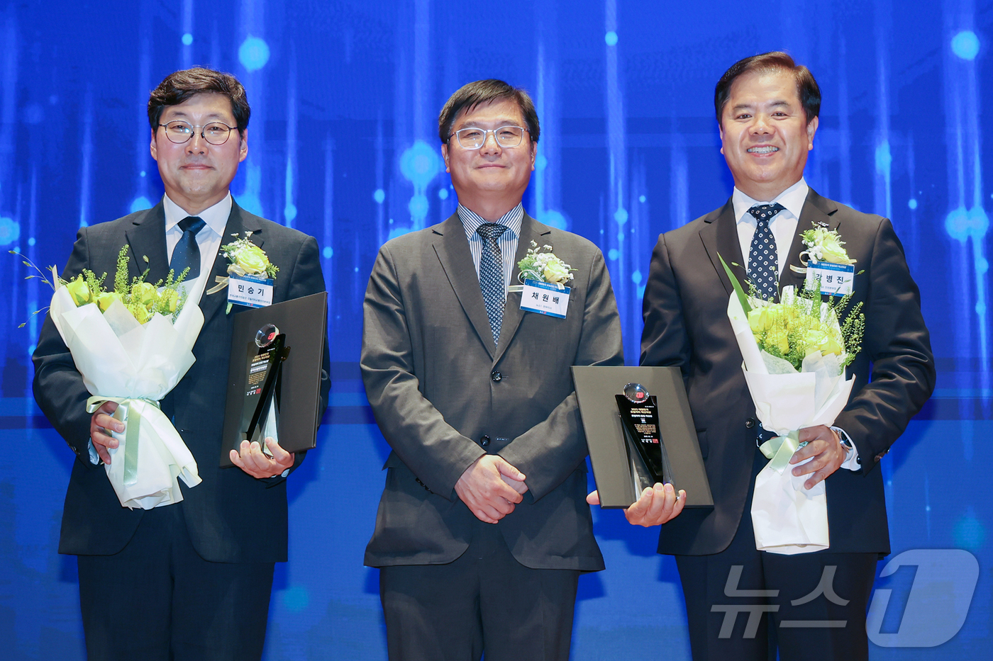 (서울=뉴스1) 민경석 기자 = 민승기 한국교통안전공단 모빌리티교통안전본부장(왼쪽 첫 번째)과 강병진 SR 안전본부장이 18일 오후 서울 영등포구 여의도 한국거래소에서 열린 '20 …