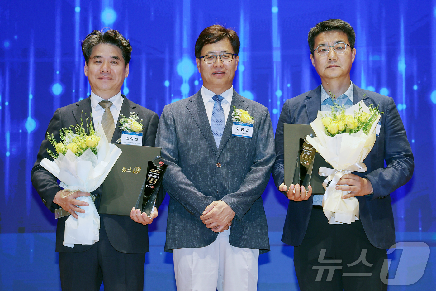 (서울=뉴스1) 민경석 기자 = 조성민 한국도로공사 도로교통연구원 연구처장(왼쪽 첫 번째)과 김상수 LG유플러스 상무가 18일 오후 서울 영등포구 여의도 한국거래소에서 열린 '20 …