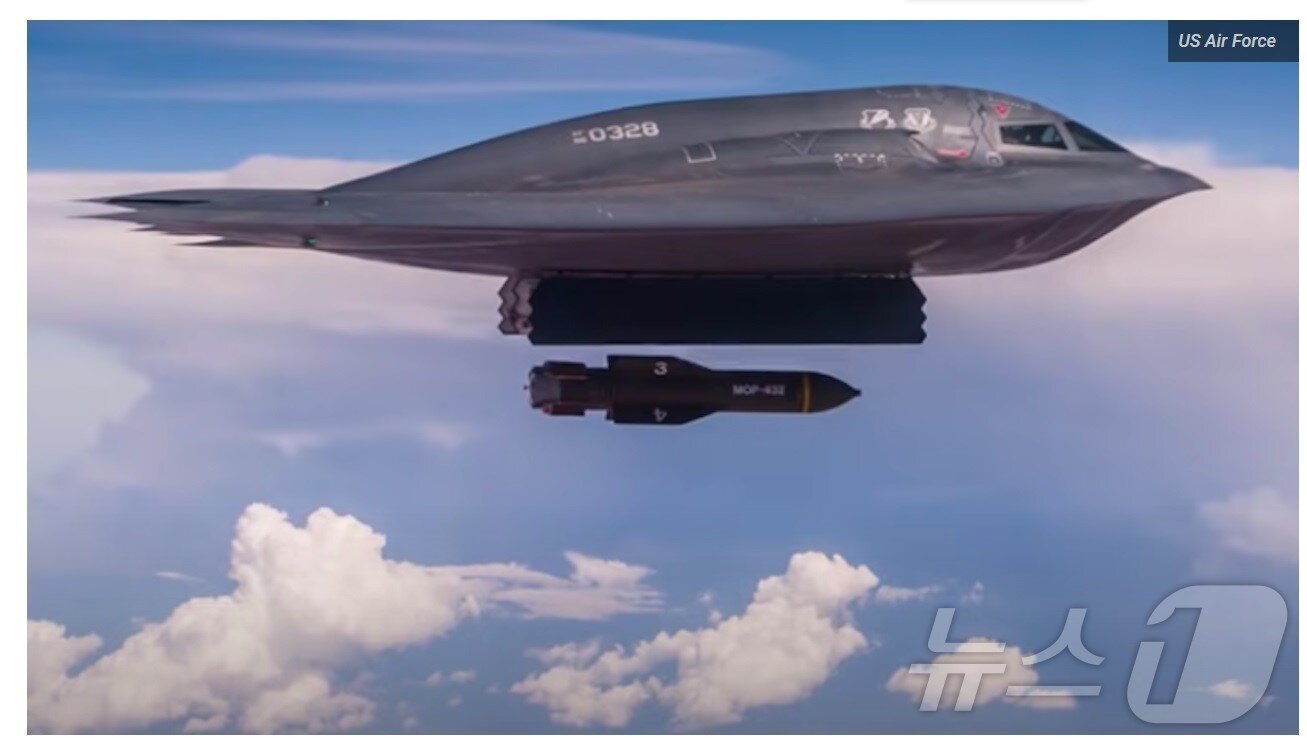 본문 이미지 - 미 공군의 B-2 &#39;스피릿&#39; 스텔스 전략폭격기가 2019년 벙커 버스터 폭탄인 GBU-57을 투하하는 모습을 담은 동영상을 캡처한 것이다. 사진 제공: 미군 ⓒ News1 최종일 선임기자