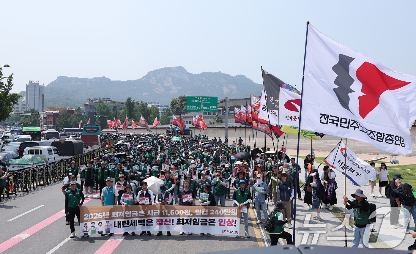 (서울=뉴스1) 김성진 기자 = 전국민주노동조합총연맹(민주노총) 조합원들이 18일 서울 종로구 광화문 정부서울청사 앞에서 최저임금노동자 민주노총 공동파업대회를 하고 있다. 2025 …