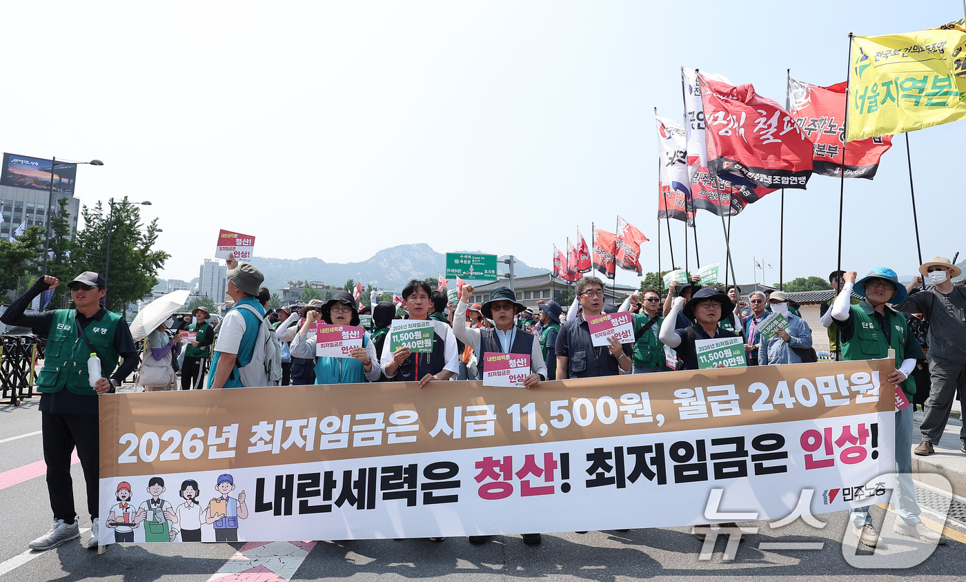 (서울=뉴스1) 김성진 기자 = 전국민주노동조합총연맹(민주노총) 조합원들이 18일 서울 종로구 광화문 정부서울청사 앞에서 최저임금노동자 민주노총 공동파업대회를 하고 있다. 2025 …