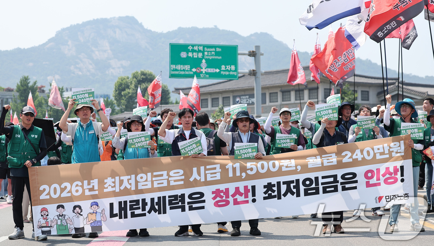 (서울=뉴스1) 김성진 기자 = 전국민주노동조합총연맹(민주노총) 조합원들이 18일 서울 종로구 광화문 정부서울청사 앞에서 최저임금노동자 민주노총 공동파업대회를 하고 있다. 2025 …