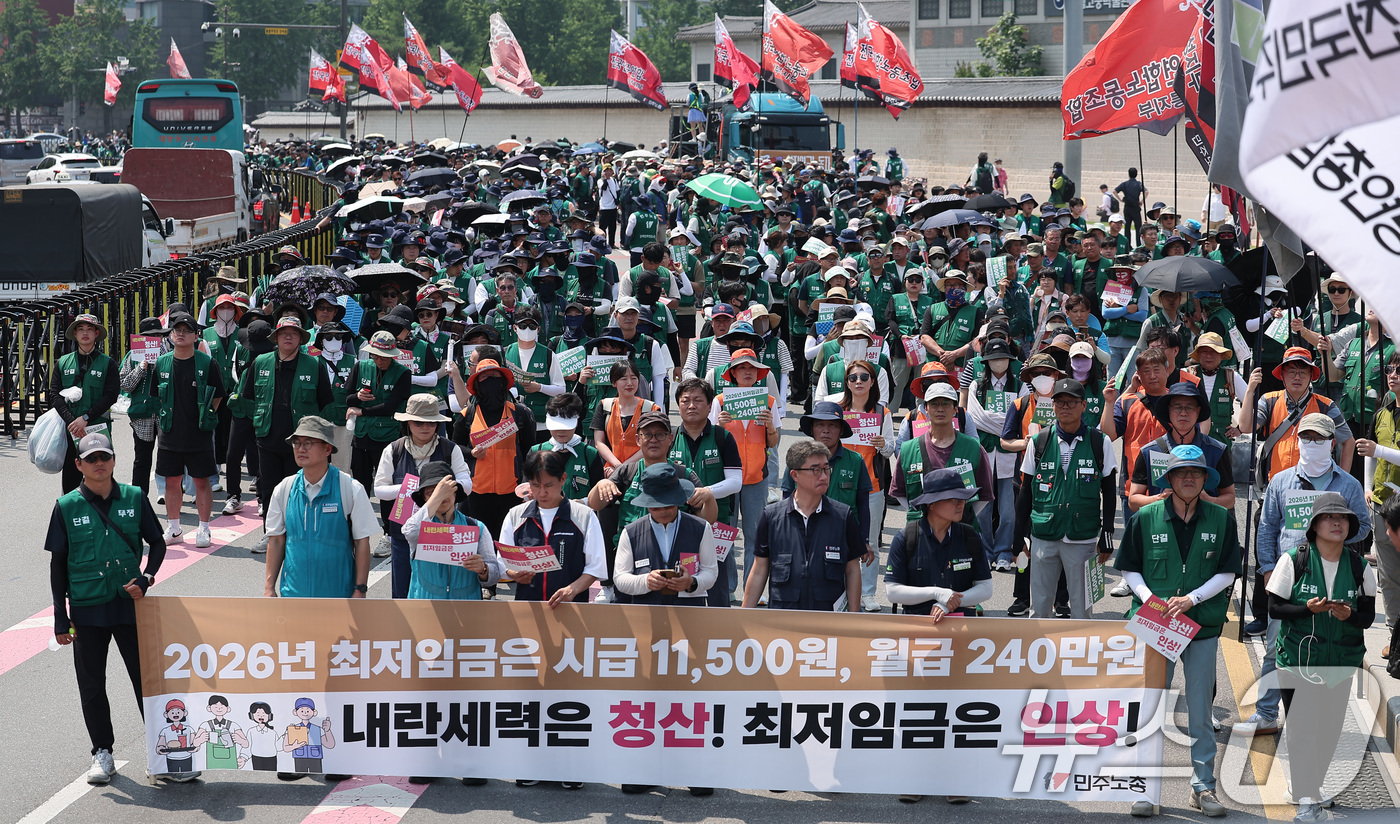 (서울=뉴스1) 김성진 기자 = 전국민주노동조합총연맹(민주노총) 조합원들이 18일 서울 종로구 광화문 정부서울청사 앞에서 최저임금노동자 민주노총 공동파업대회를 하고 있다. 2025 …