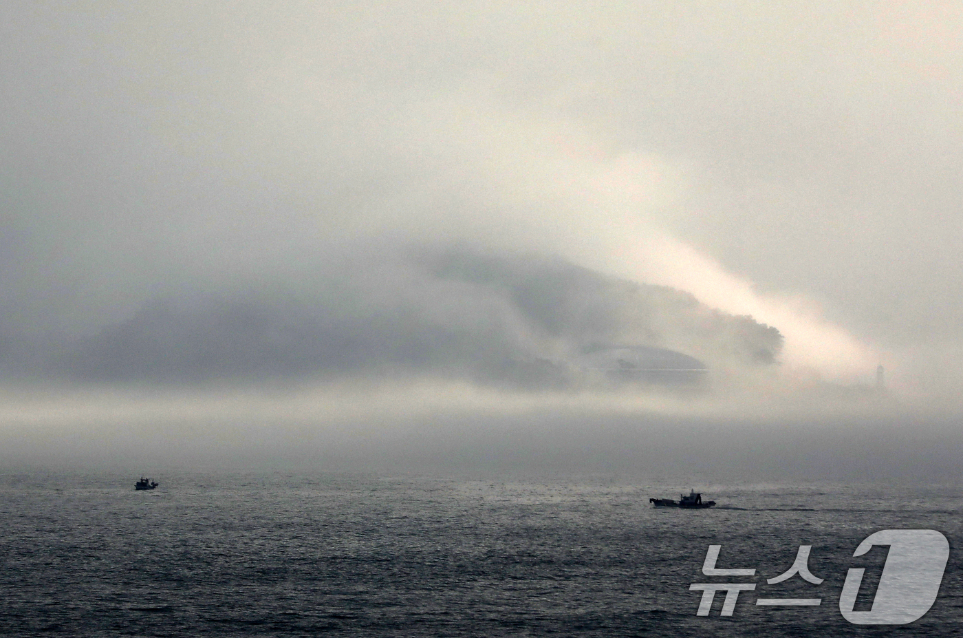 (부산=뉴스1) 윤일지 기자 = 절기상 하지(夏至)를 사흘 앞둔 18일 오후 부산 해운대구 동백섬 일대에 짙은 해무가 밀려와 장관을 연출하고 있다.  2025.6.18/뉴스1