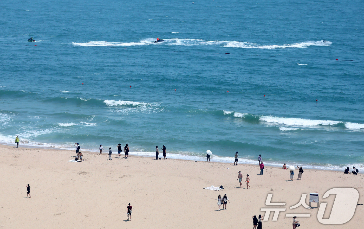 (부산=뉴스1) 윤일지 기자 = 절기상 하지(夏至)를 사흘 앞둔 18일 오후 부산 해운대해수욕장을 찾은 시민, 관광객들이 해변가를 거닐며 더위를 식히고 있다.  2025.6.18/ …
