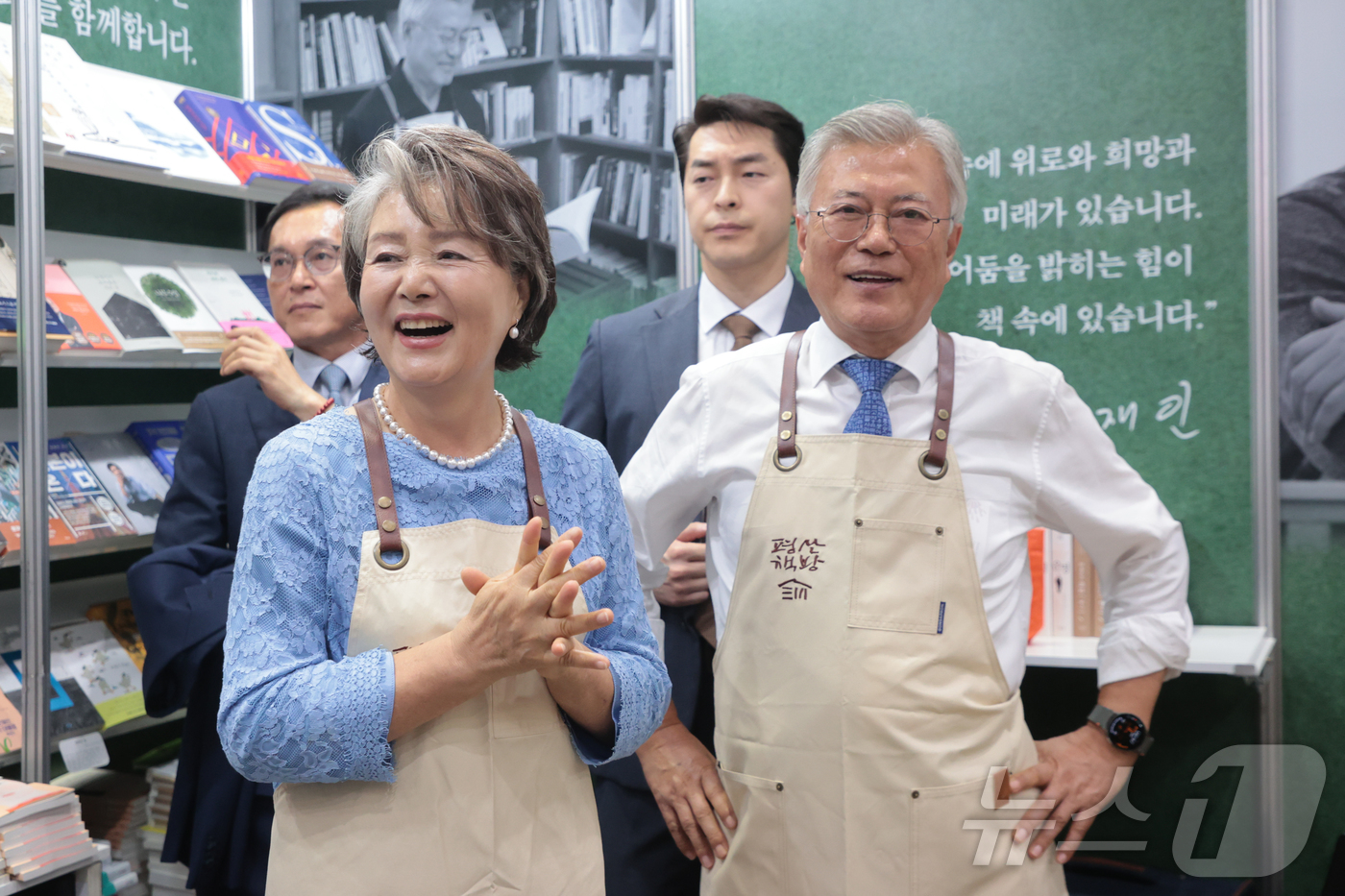 (서울=뉴스1) 박정호 기자 = 문재인 전 대통령과 김정숙 여사가 18일 오후 서울 강남구 삼성동 코엑스에서 열린 2025 서울국제도서전을 찾아 평산책방 부스에서 환하게 미소 짓고 …