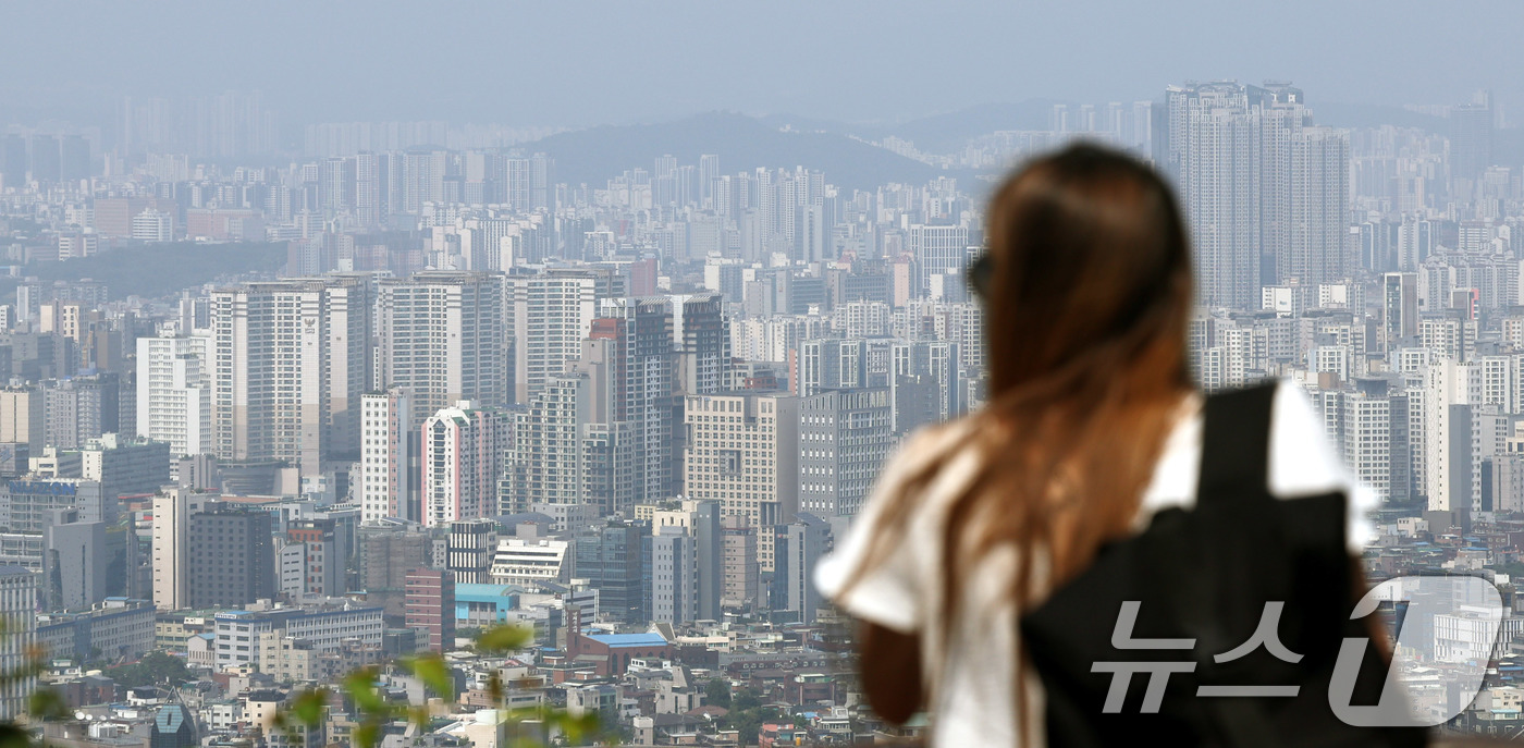 (서울=뉴스1) 박지혜 기자 = 18일 서울 남산을 찾은 관광객이 도심 아파트 단지를 바라보고 있다.최근 한국의 주택가격 양극화 수준이 중국을 제치고 주요국 1위에 오른 것으로 확 …
