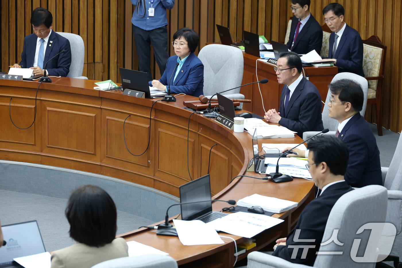 (서울=뉴스1) 이광호 기자 = 18일 오후 서울 여의도 국회에서 열린 국무총리 임명동의에 관한 인사청문특별위원회 전체회의에서 이종배 위원장이 발언하고 있다.   2025.6.18 …