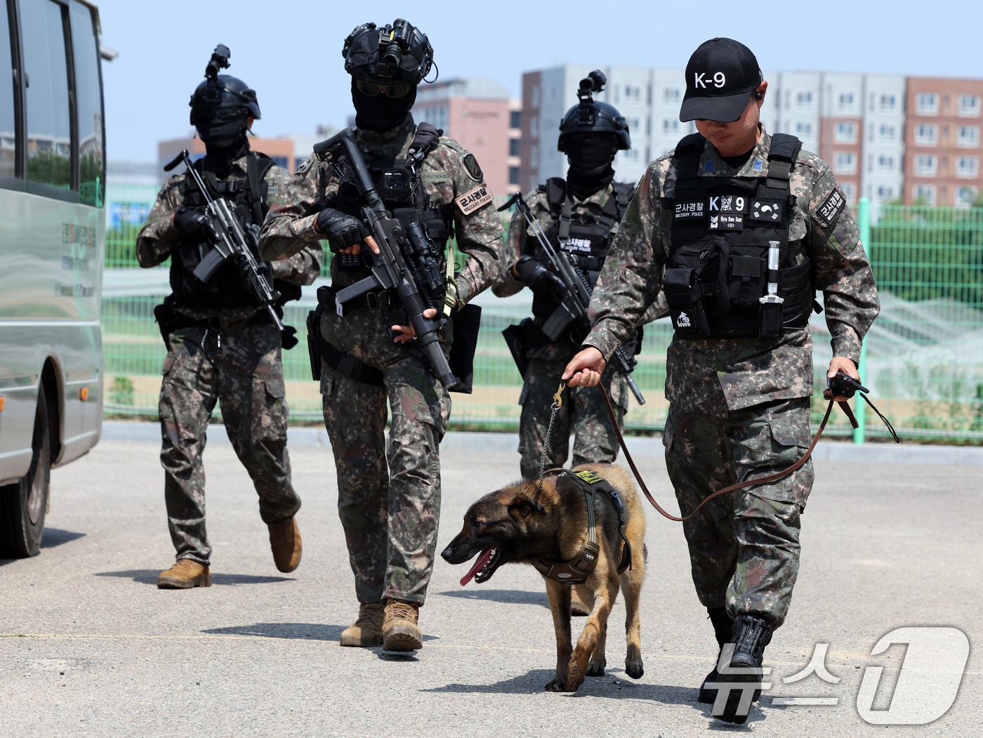 (수원=뉴스1) 황기선 기자 = 18일 오후 경기 수원시의 한 국가중요시설에서 장병들이 대테러대응훈련을 하고 있다.이번 훈련은 '2025년 화랑훈련'의 일환으로 육군 제51보병사단 …