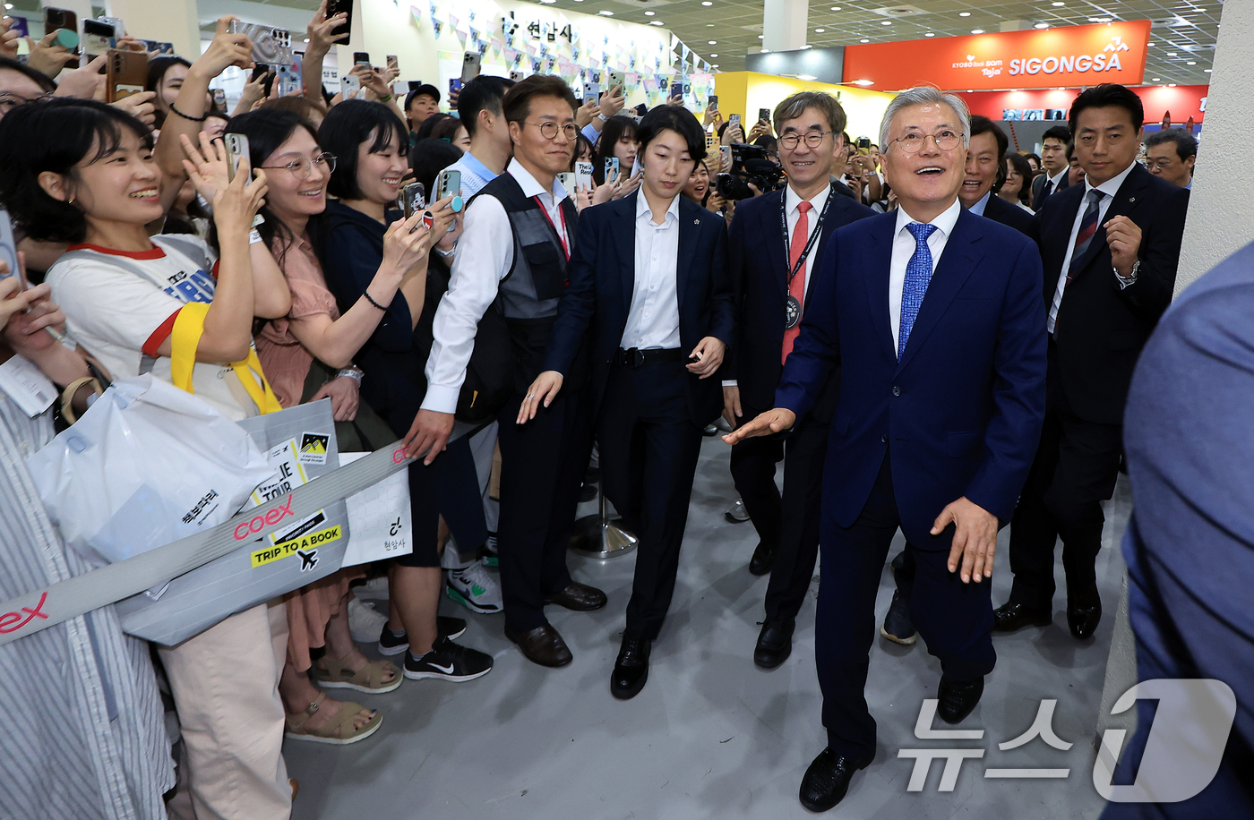(서울=뉴스1) 박정호 기자 = 문재인 전 대통령이 18일 오후 서울 강남구 삼성동 코엑스에서 열린 2025 서울국제도서전을 찾아 평산책방 부스로 향하고 있다. 2025.6.18/ …