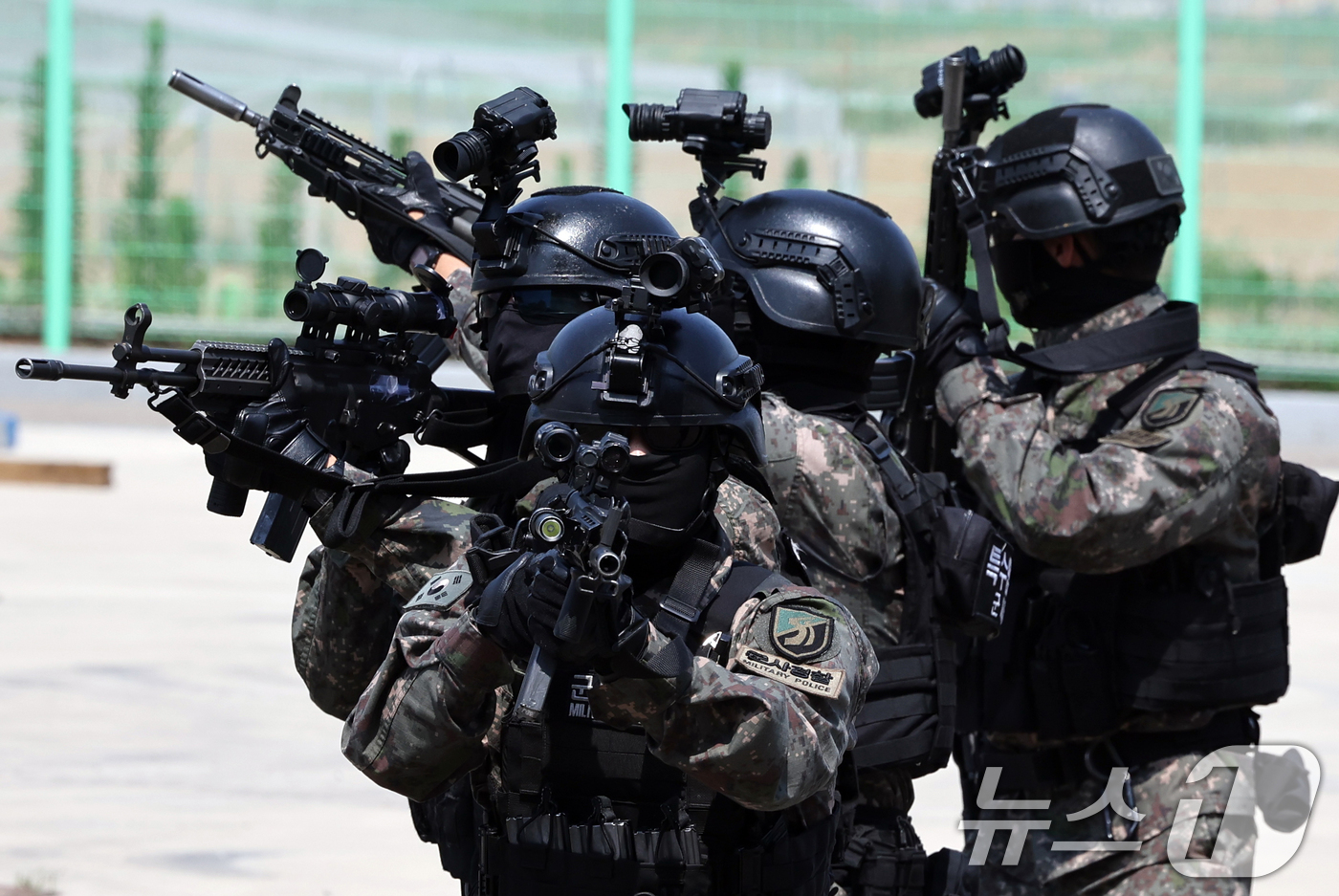 (수원=뉴스1) 황기선 기자 = 18일 오후 경기 수원시의 한 국가중요시설에서 장병들이 대테러대응훈련을 하고 있다.이번 훈련은 '2025년 화랑훈련'의 일환으로 육군 제51보병사단 …