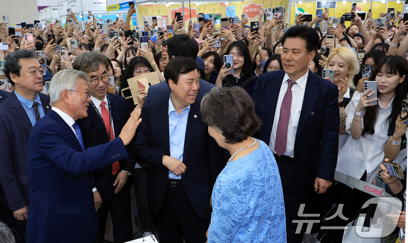 (서울=뉴스1) 박정호 기자 = 문재인 전 대통령과 김정숙 여사가 18일 오후 서울 강남구 삼성동 코엑스에서 열린 2025 서울국제도서전을 찾아 평산책방 부스에서 방문객들에게 인사 …