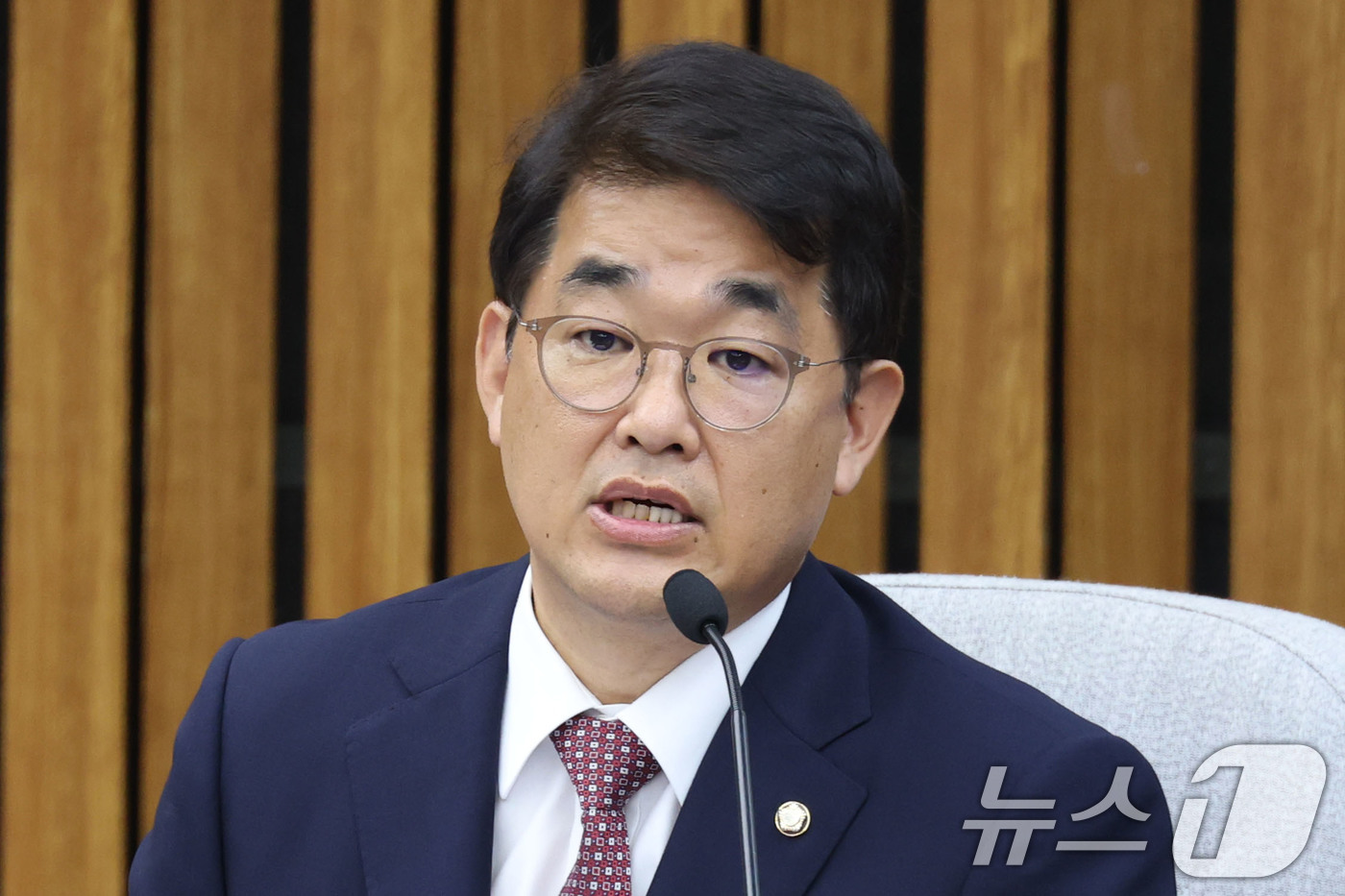 (서울=뉴스1) 이광호 기자 = 18일 오후 서울 여의도 국회에서 열린 국무총리 임명동의에 관한 인사청문특별위원회 전체회의에서 야당 간사인 배준영 국민의힘 의원이 발언하고 있다. …