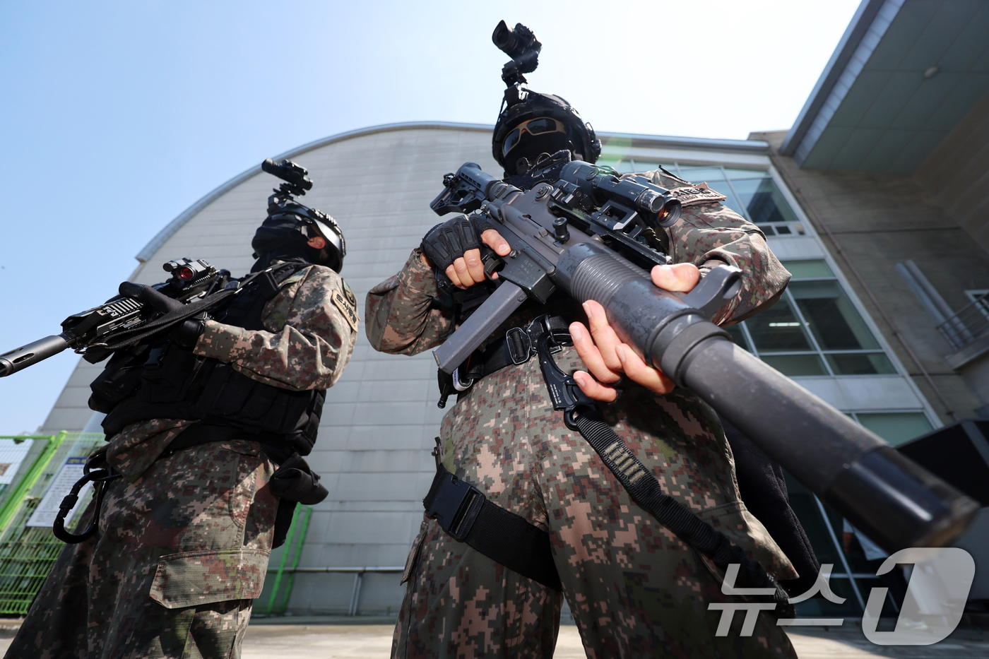 (수원=뉴스1) 황기선 기자 = 18일 오후 경기 수원시의 한 국가중요시설에서 장병들이 대테러대응훈련을 하고 있다.이번 훈련은 '2025년 화랑훈련'의 일환으로 육군 제51보병사단 …