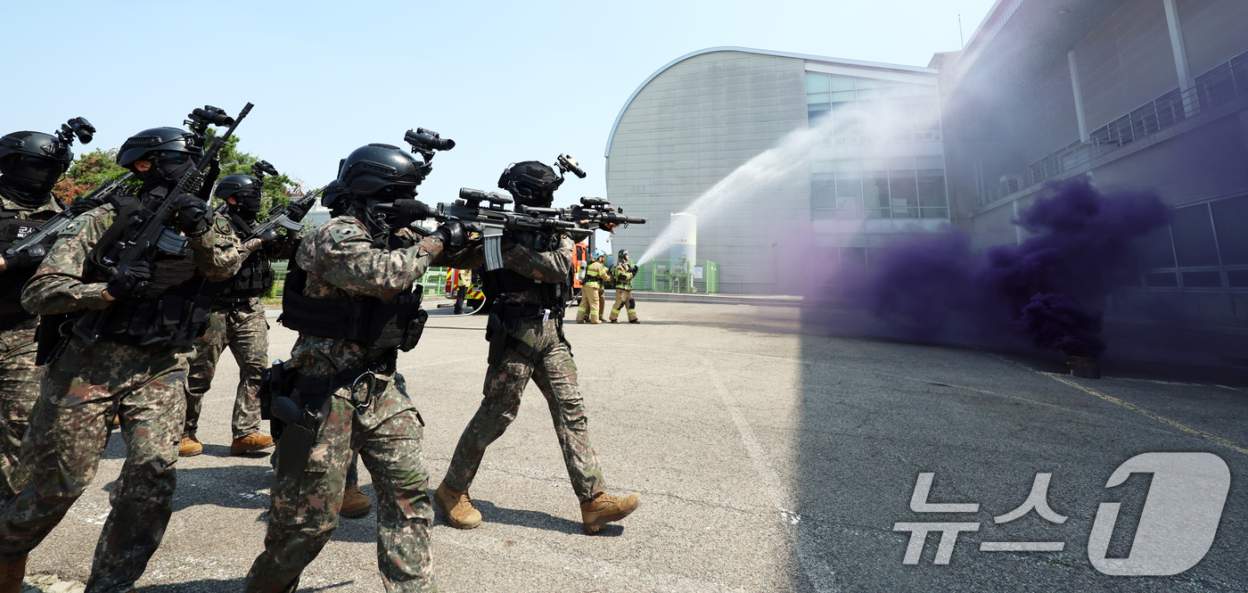 (수원=뉴스1) 황기선 기자 = 18일 오후 경기 수원시의 한 국가중요시설에서 장병들이 대테러대응훈련을 하고 있다.이번 훈련은 '2025년 화랑훈련'의 일환으로 육군 제51보병사단 …