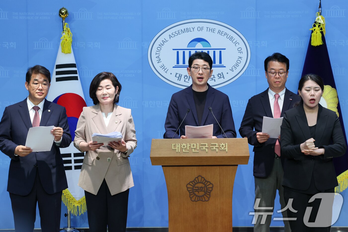 본문 이미지 - 김민석 국무총리 후보자 검증을 위한 인사청문 특별위원회 소속 국민의힘 배준영&#40;왼쪽부터&#41;, 김희정, 주진우, 곽규택 의원이 18일 오후 서울 여의도 국회 소통관에서 김 후보자의 수입 5억 1,000만원 및 지출 13억원 차이 관련 자료를 요구하며 기자회견을 하고 있다. 2025.6.18/뉴스1 ⓒ News1 안은나 기자