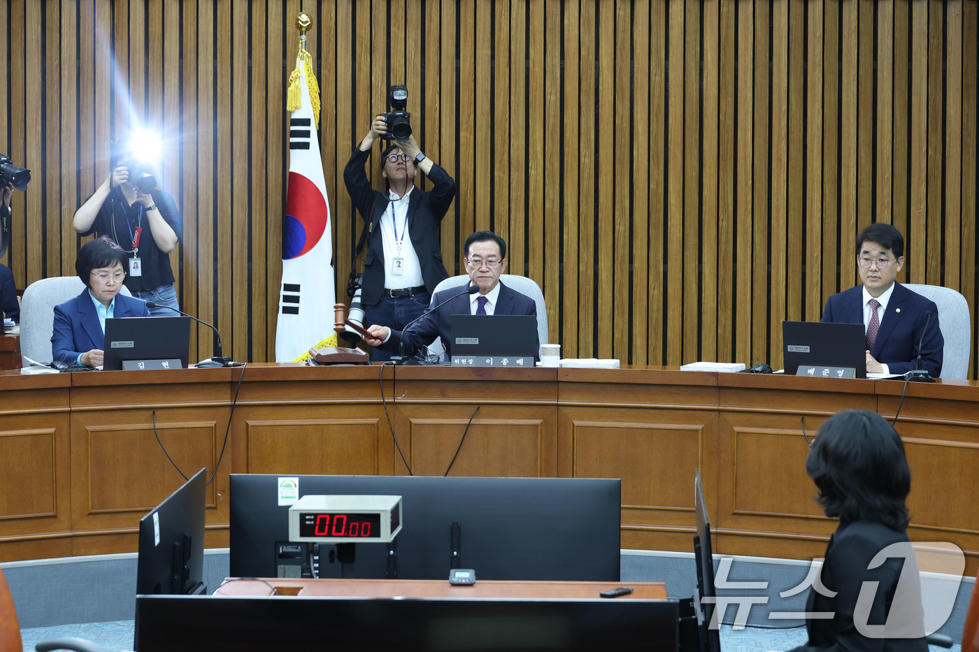 (서울=뉴스1) 이광호 기자 = 18일 오후 서울 여의도 국회에서 열린 국무총리 임명동의에 관한 인사청문특별위원회 전체회의에서 이종배 위원장이 의사봉을 두드리고 있다.   2025 …