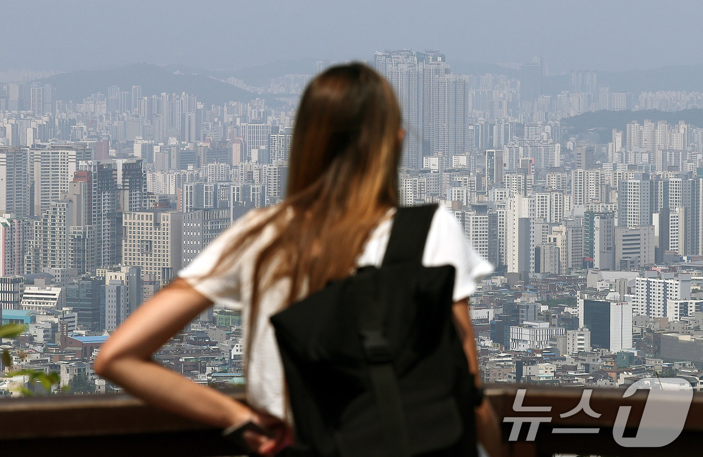 (서울=뉴스1) 박지혜 기자 = 18일 서울 남산을 찾은 관광객이 도심 아파트 단지를 바라보고 있다.최근 한국의 주택가격 양극화 수준이 중국을 제치고 주요국 1위에 오른 것으로 확 …