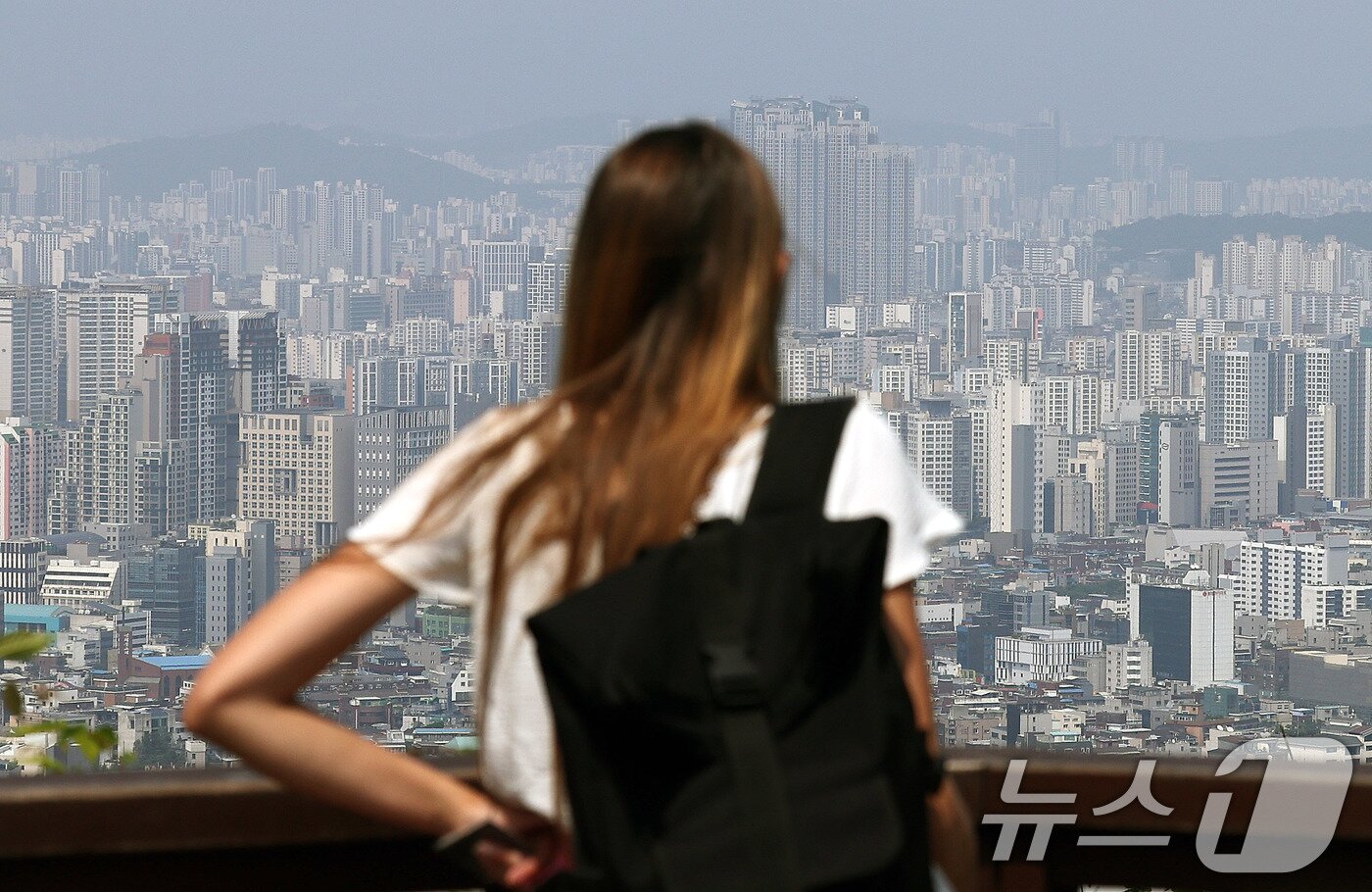 본문 이미지 - 18일 서울 남산을 찾은 관광객이 도심 아파트 단지를 바라보고 있다. &#40;자료사진&#41; /뉴스1 ⓒ News1 박지혜 기자