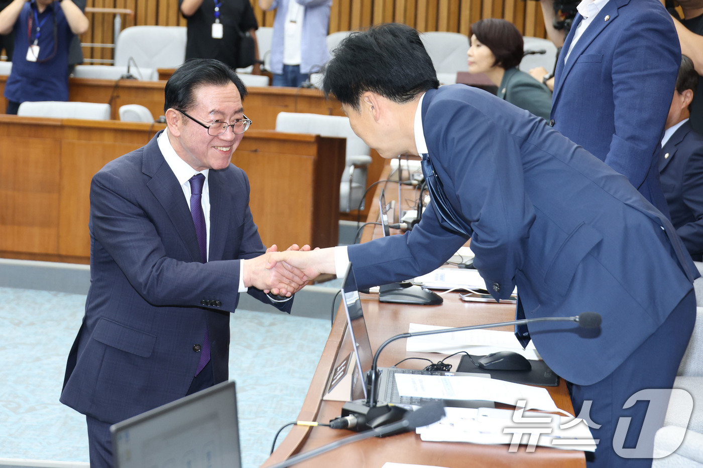 (서울=뉴스1) 이광호 기자 = 18일 오후 서울 여의도 국회에서 열린 국무총리 임명동의에 관한 인사청문특별위원회 전체회의에서 이종배 위원장이 여당 의원들과 인사나누고 있다. …