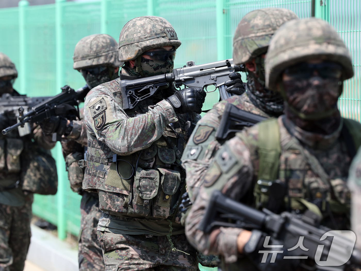 (수원=뉴스1) 황기선 기자 = 18일 오후 경기 수원시의 한 국가중요시설에서 장병들이 대테러대응훈련을 하고 있다.이번 훈련은 '2025년 화랑훈련'의 일환으로 육군 제51보병사단 …