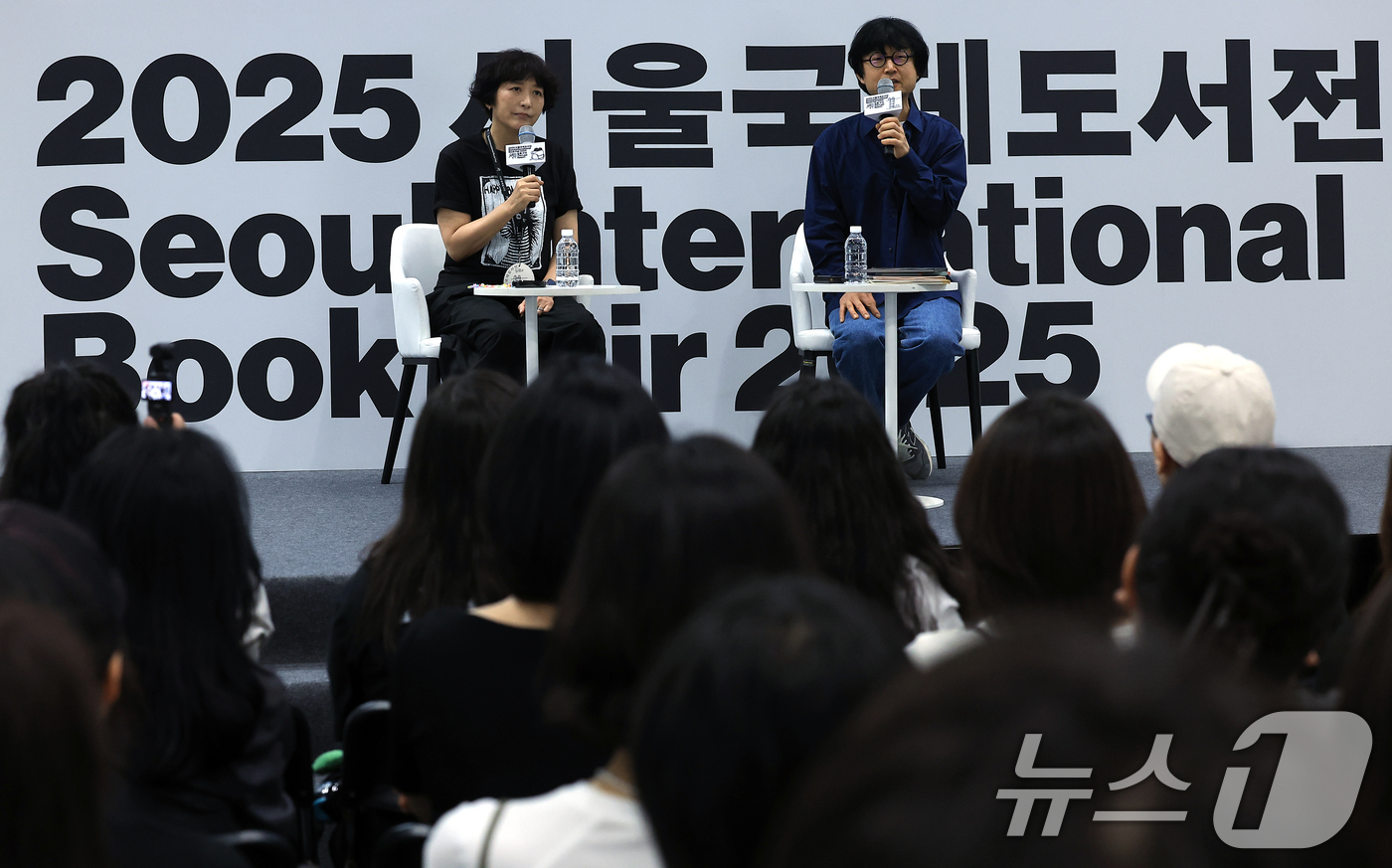 (서울=뉴스1) 박정호 기자 = 백희나 그림책 작가와 이기섭 북 디자이너가 18일 오후 서울 강남구 삼성동 코엑스에서 열린 2025 서울국제도서전에서 작가와의 만남 시간을 갖고 있 …