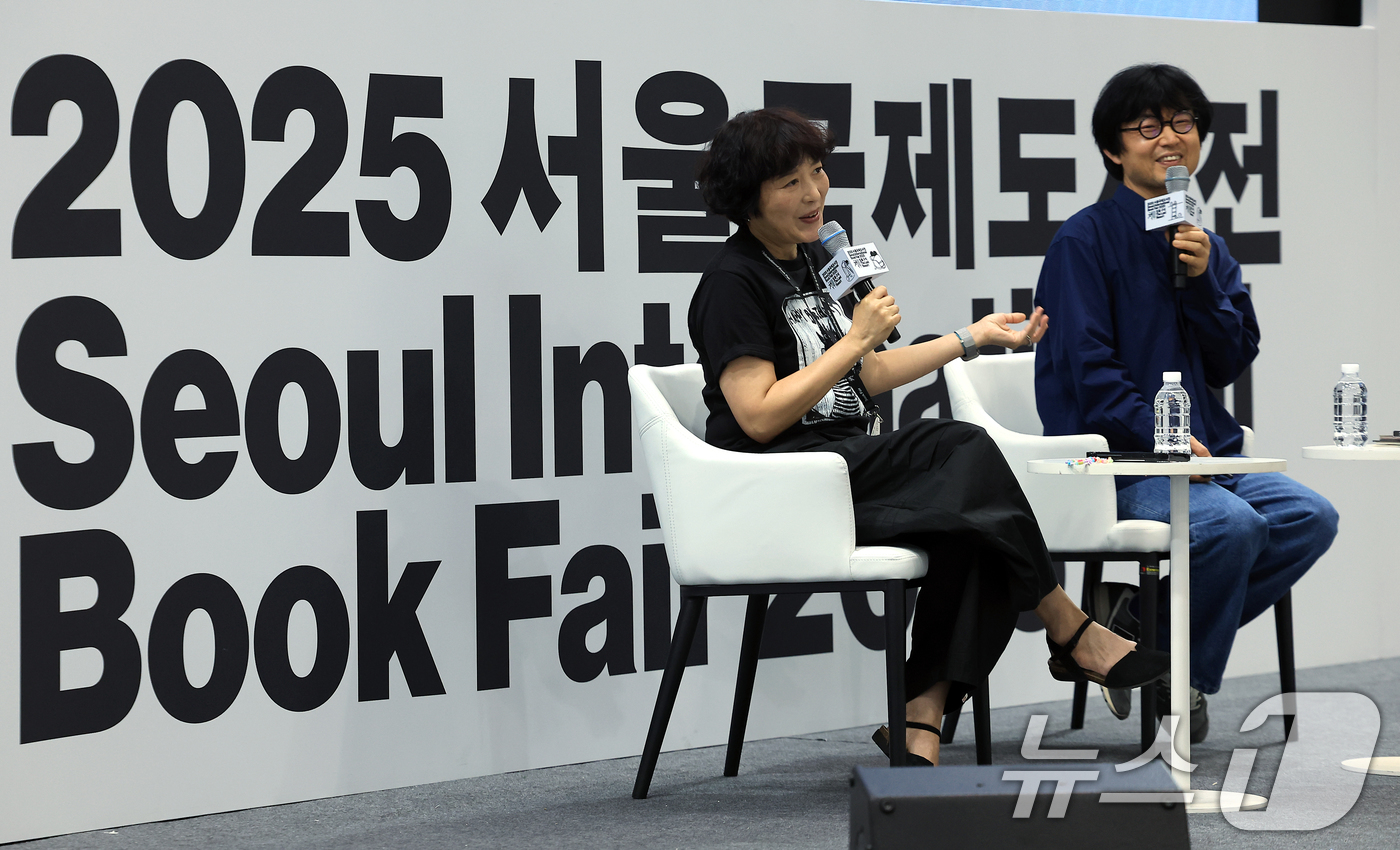 (서울=뉴스1) 박정호 기자 = 백희나 그림책 작가와 이기섭 북 디자이너가 18일 오후 서울 강남구 삼성동 코엑스에서 열린 2025 서울국제도서전에서 작가와의 만남 시간을 갖고 있 …