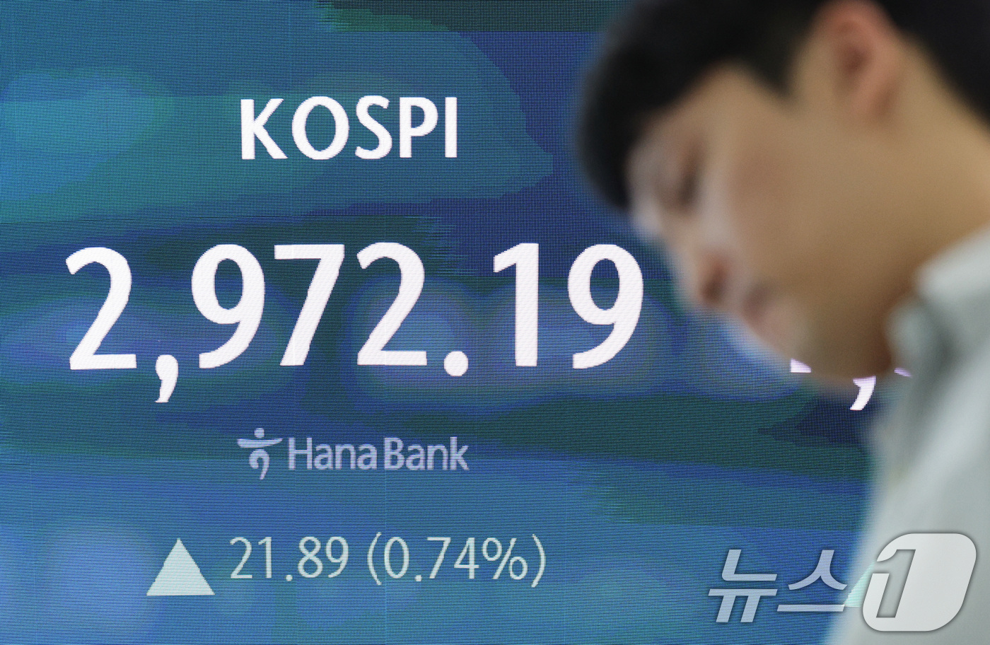 (서울=뉴스1) 신웅수 기자 = 18일 오전 서울 중구 하나은행 본점 딜링룸 전광판에 코스피 지수가 표시되고 있다.이날 코스피 지수는 전거래일 대비 전일 대비 21.89포인트(0. …