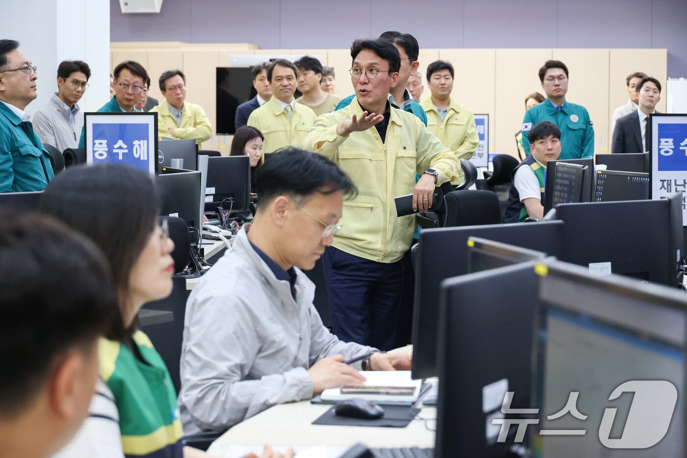 본문 이미지 - 김민석 국무총리 후보자가 18일 서울 중구 서울시청 재난상황실을 방문해 장마예방 대비태세 현장 점검을 하고 있다. &#40;국무총리 후보자 인사청문준비단 제공. 재판매 및 DB 금지&#41; 2025.6.18/뉴스1 ⓒ News1 임세영 기자